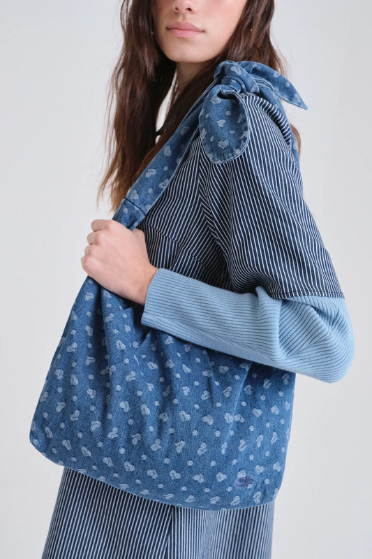 Bolso de hombro vaquero azul con estampado de corazones
