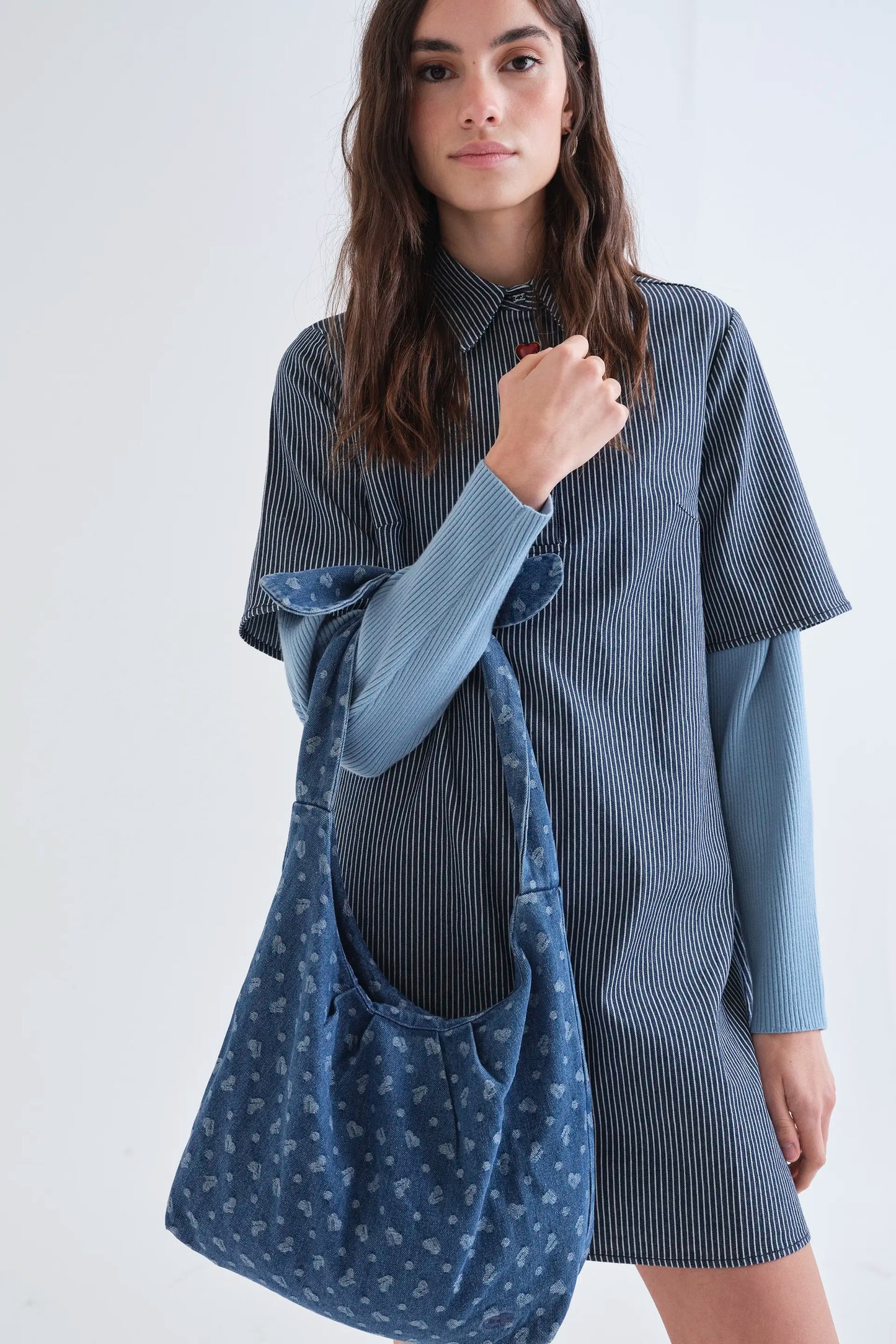 Bolso de hombro vaquero azul con estampado de corazones