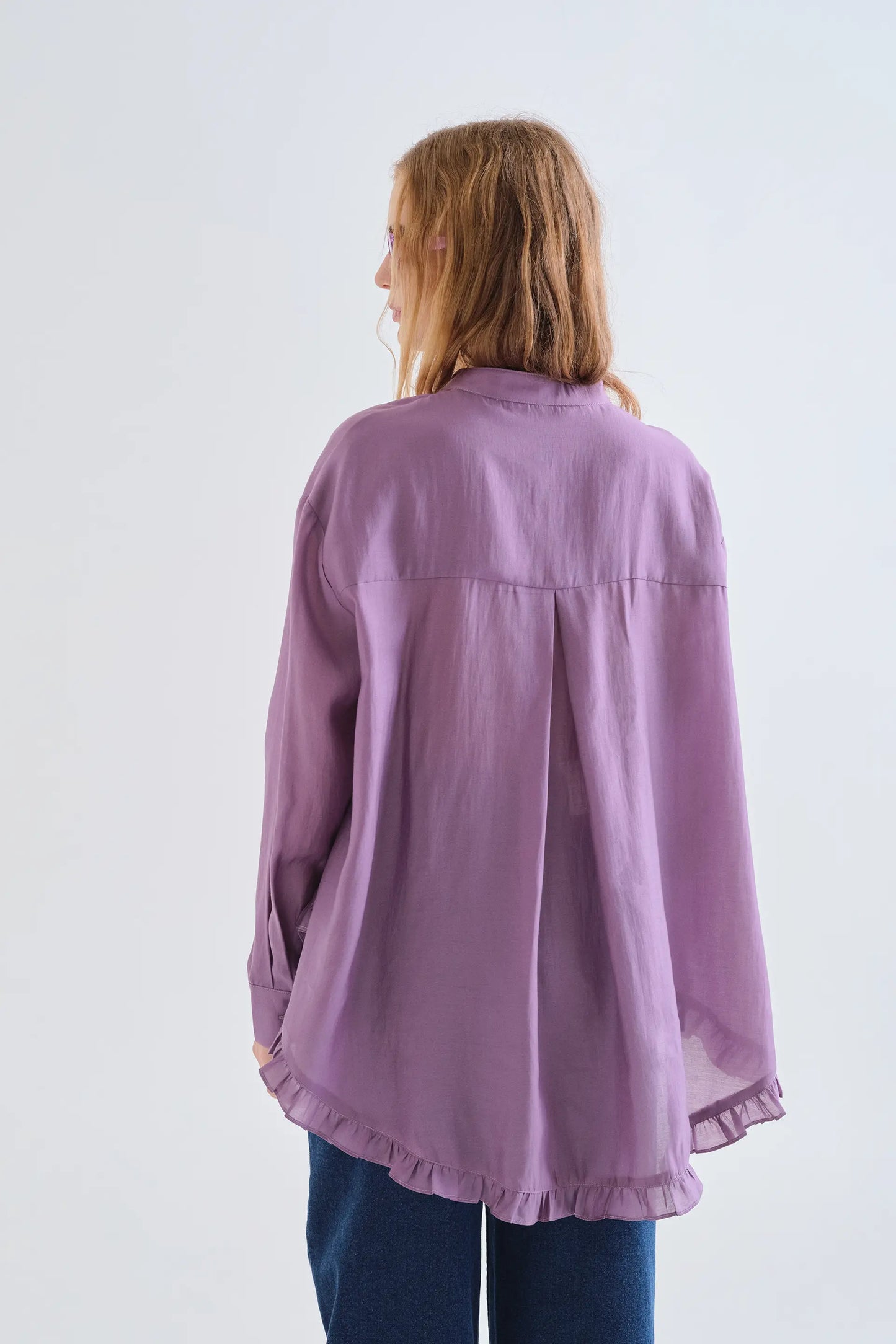 Camisa con pañuelo morado