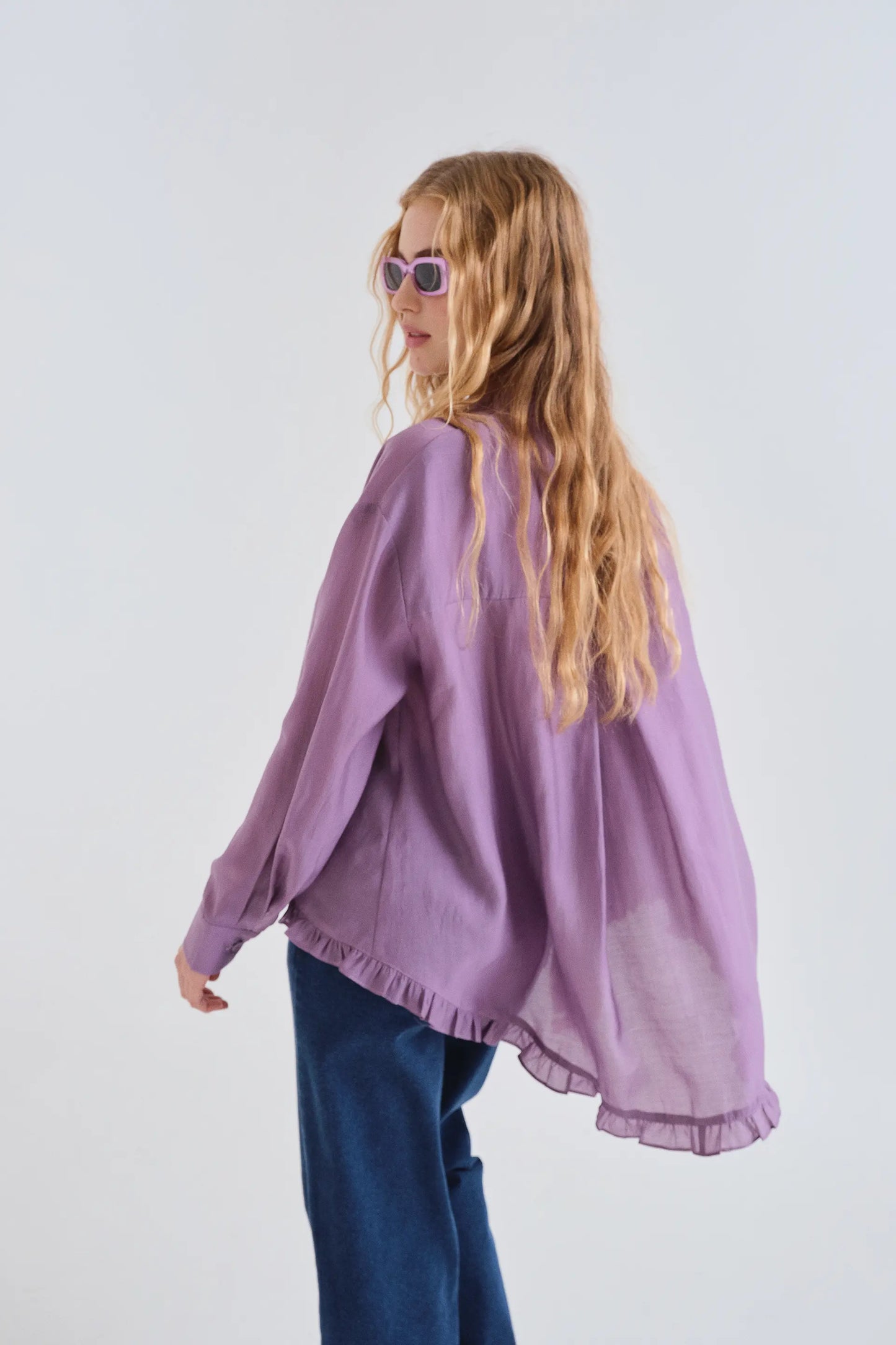 Camisa con pañuelo morado