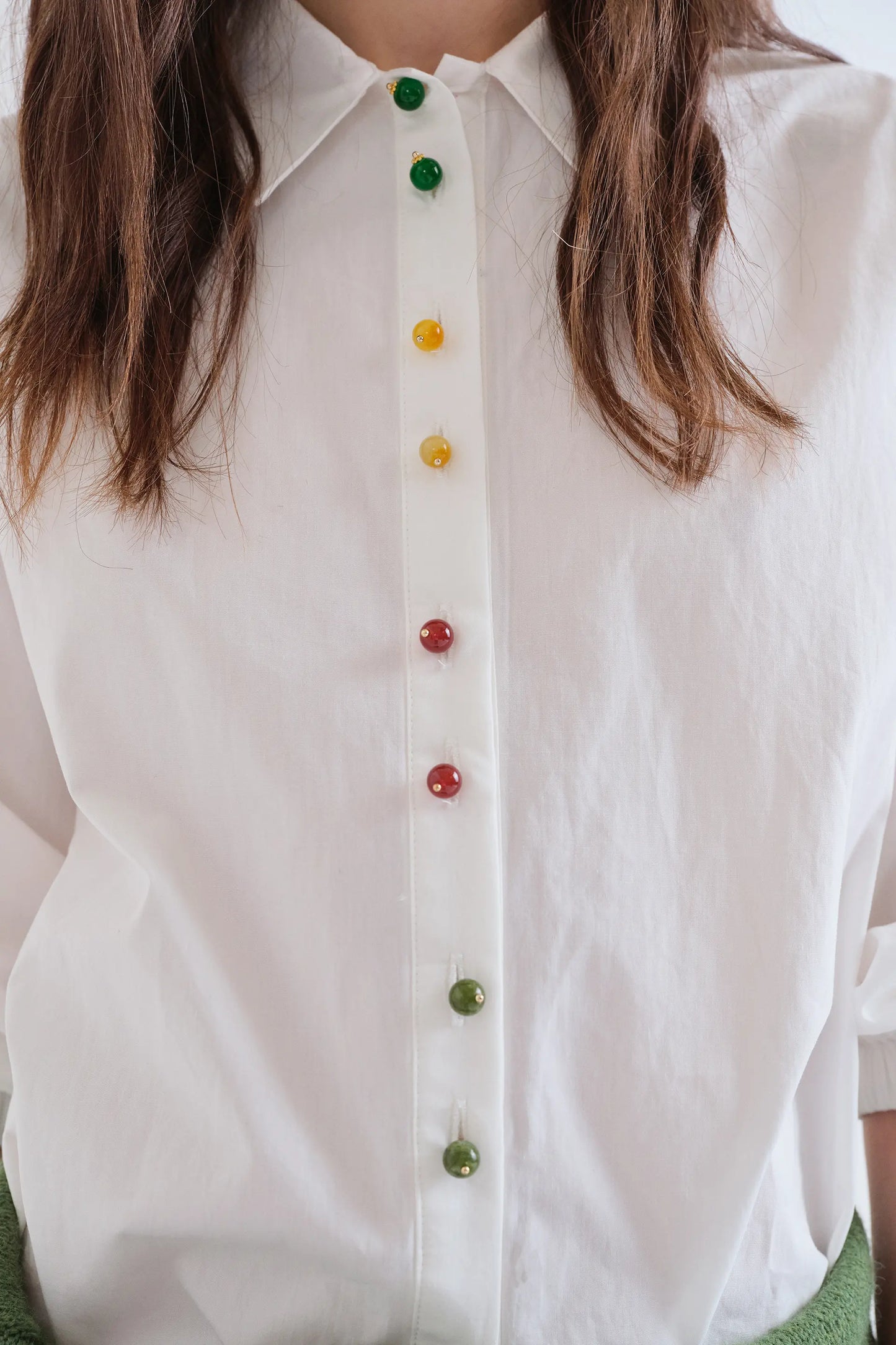 Camisa 100% algodón blanca con botones joyas multicolor