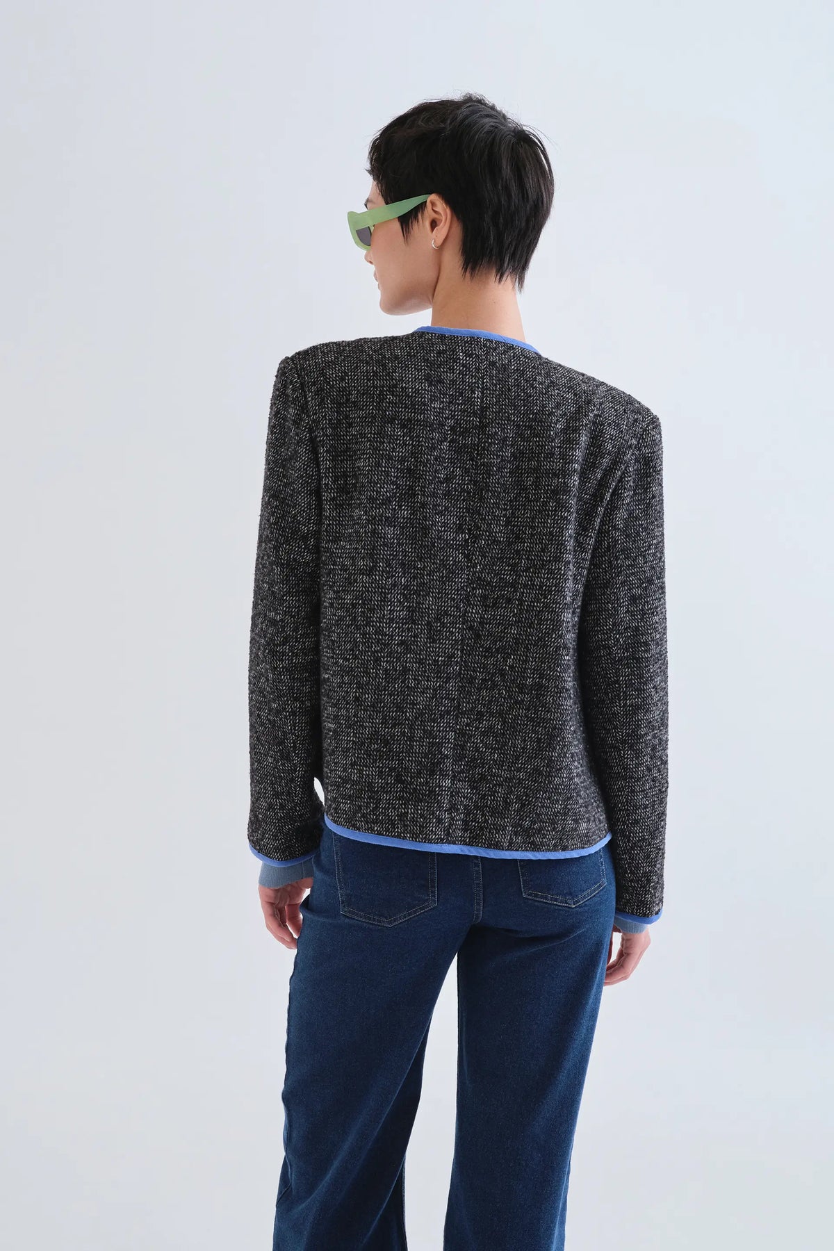 Chaqueta tweed negra con detalles azul claro