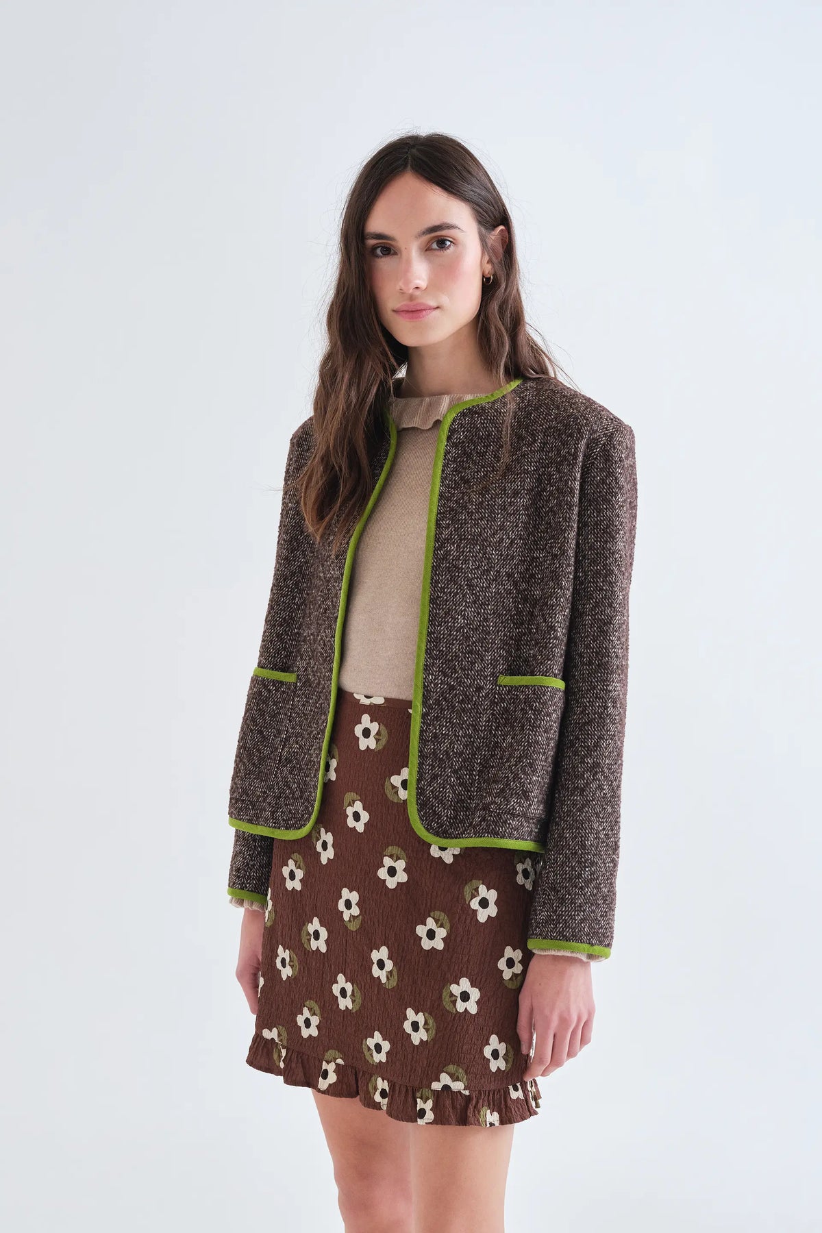 Chaqueta tweed marrón con detalles verde claro