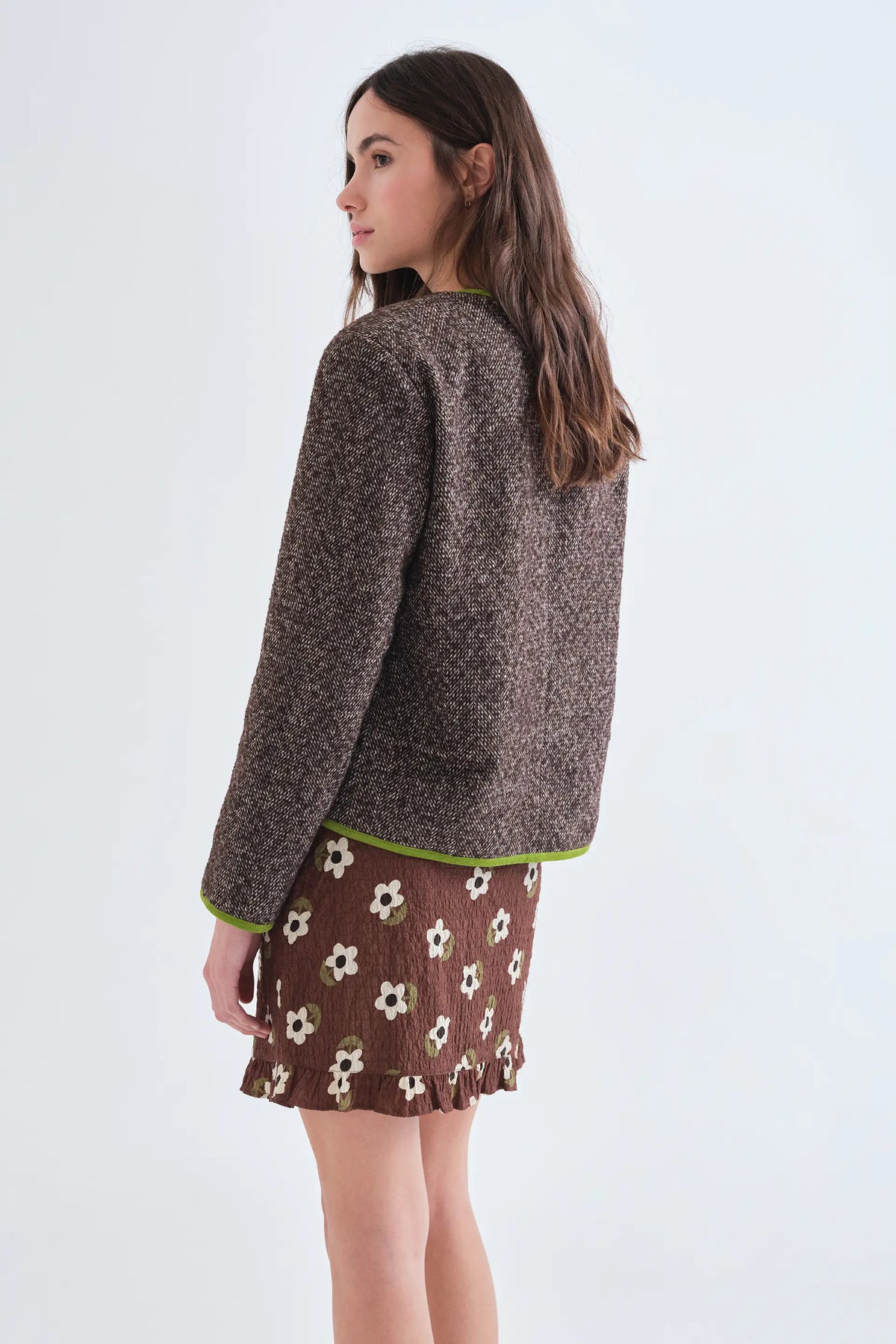 Chaqueta tweed marrón con detalles verde claro