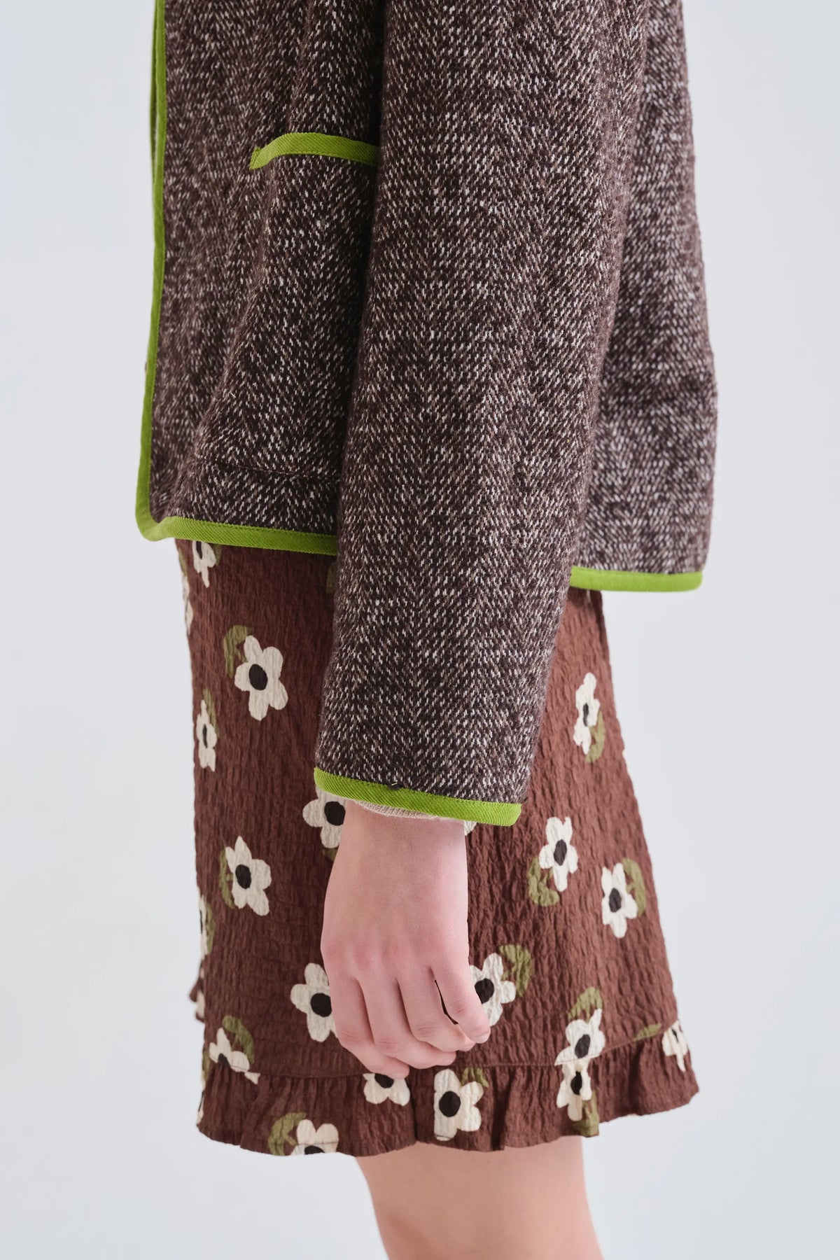 Chaqueta tweed marrón con detalles verde claro