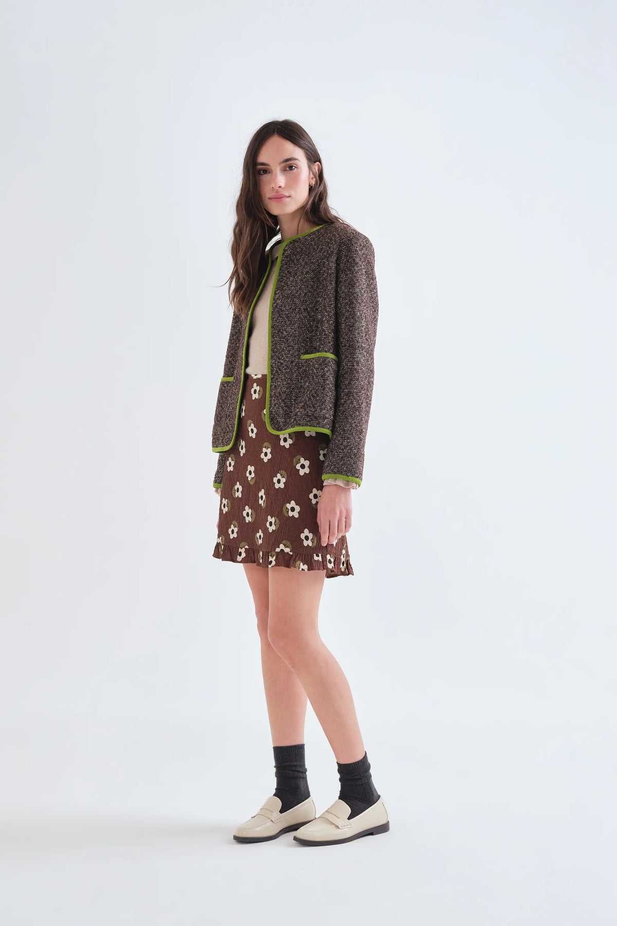 Chaqueta tweed marrón con detalles verde claro