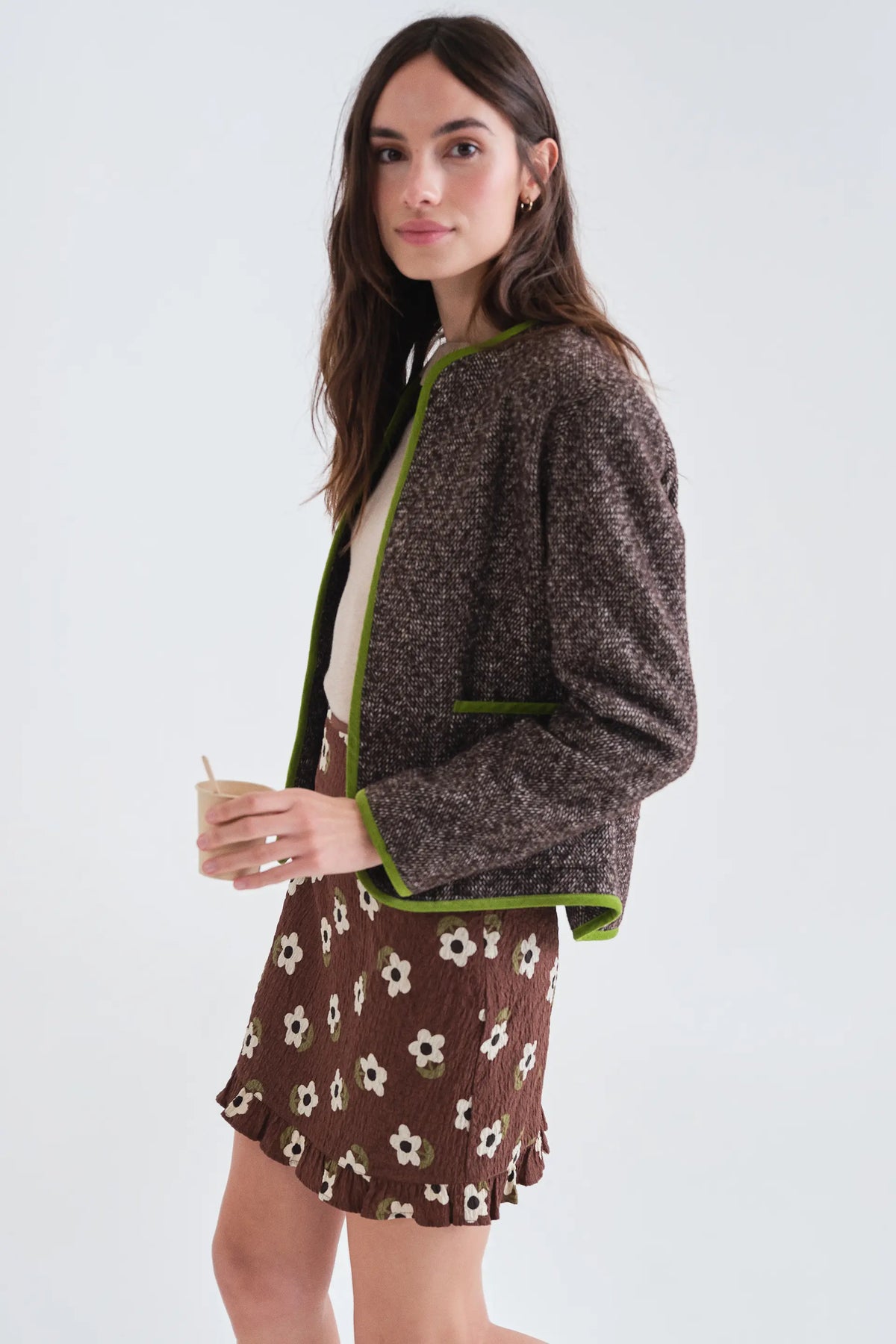 Chaqueta tweed marrón con detalles verde claro