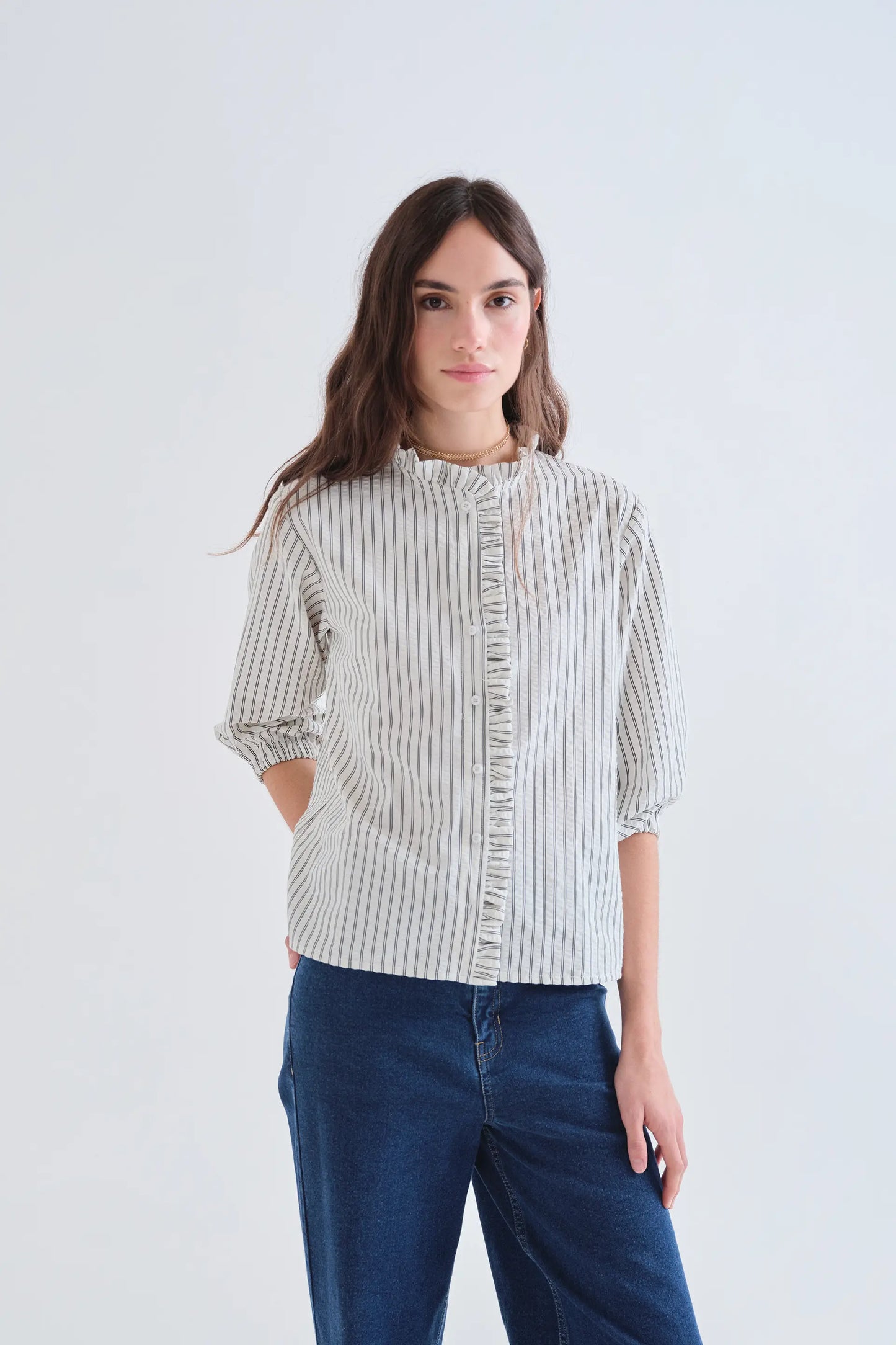 Camisa de rayas negra con detalle de volantes