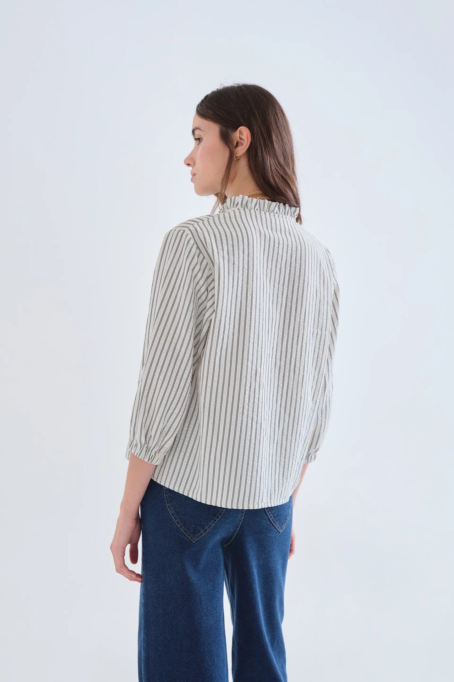 Camisa de rayas negra con detalle de volantes