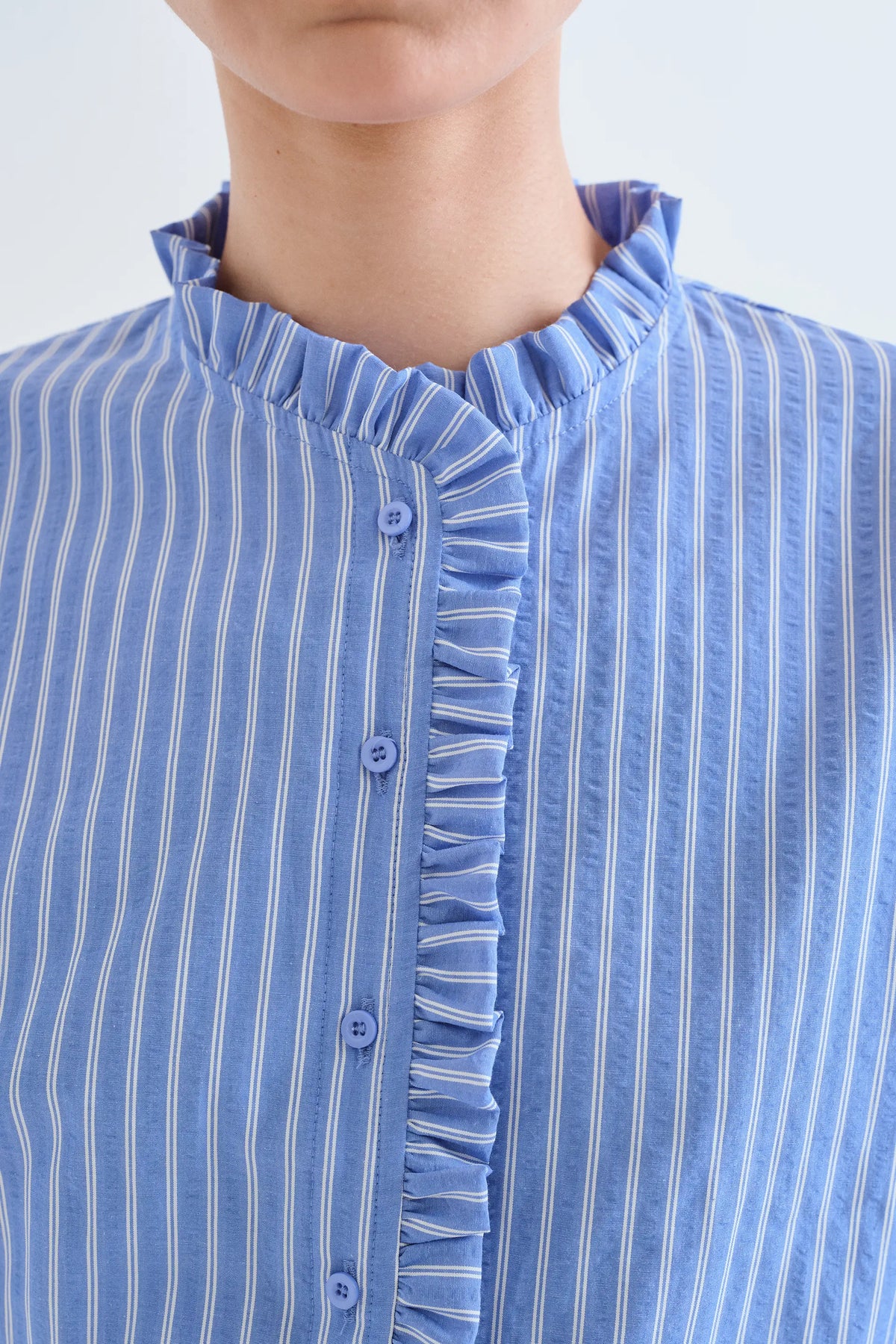 Camisa de rayas azul con detalle de volantes
