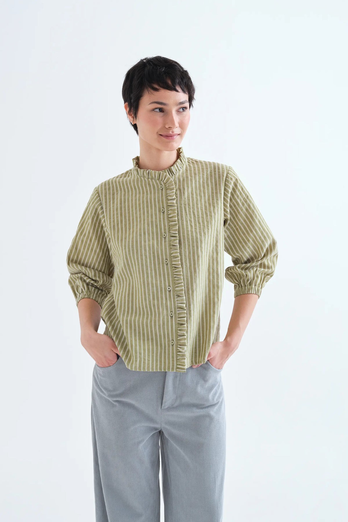 Camisa de rayas verde claro con detalle de volantes
