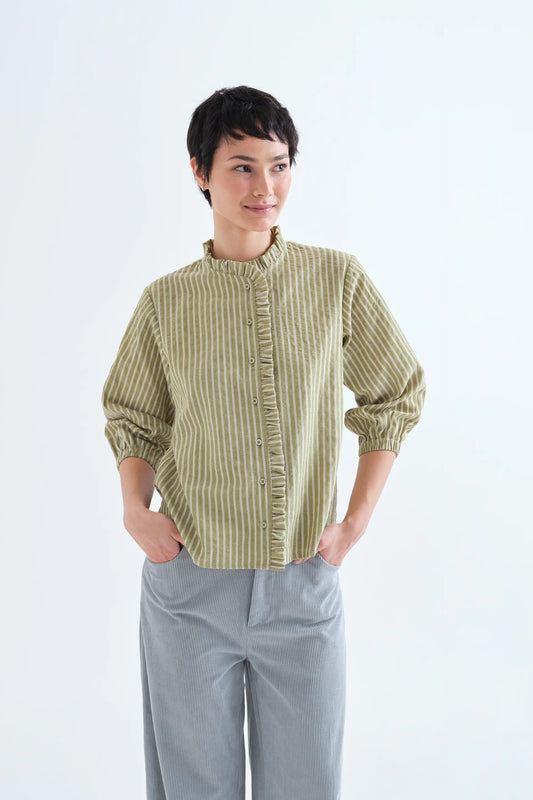 Camisa de rayas verde claro con detalle de volantes