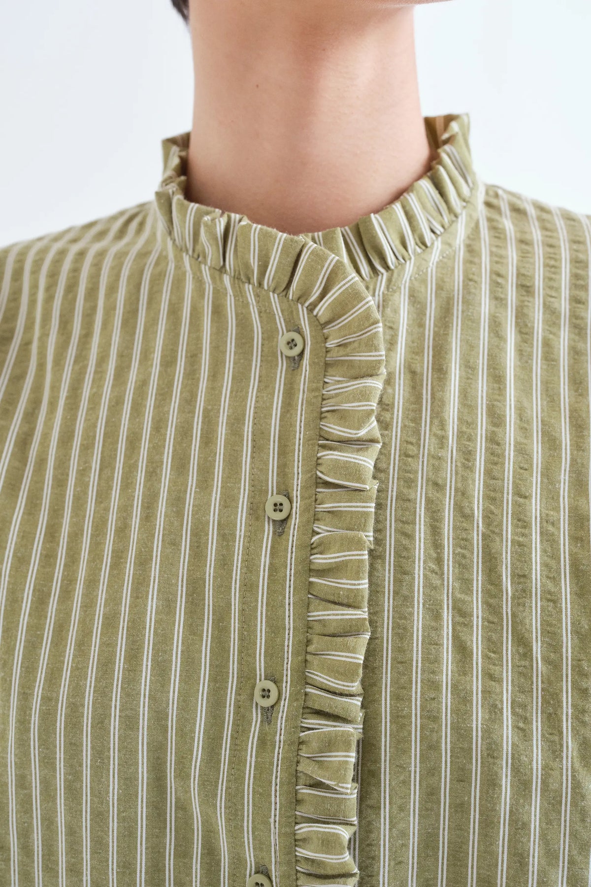 Camisa de rayas verde claro con detalle de volantes