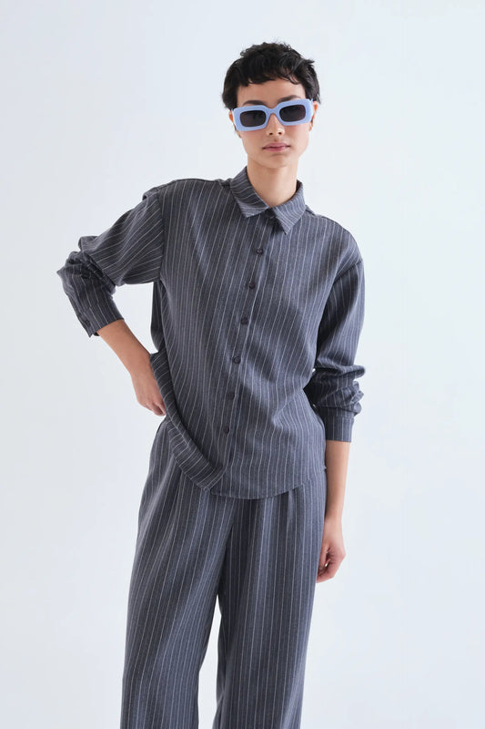 Camicia con stampa a righe sottili grigie