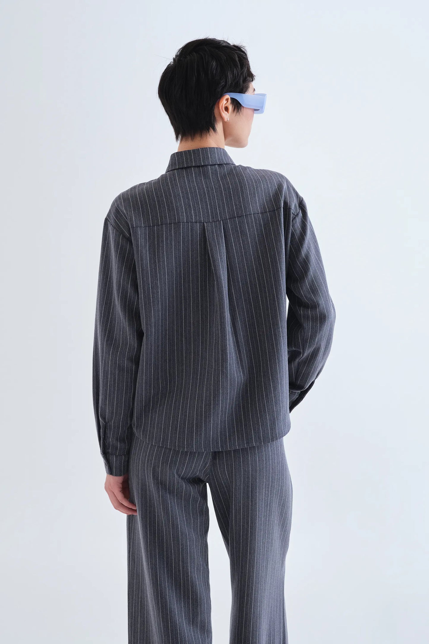 Camicia con stampa a righe sottili grigie