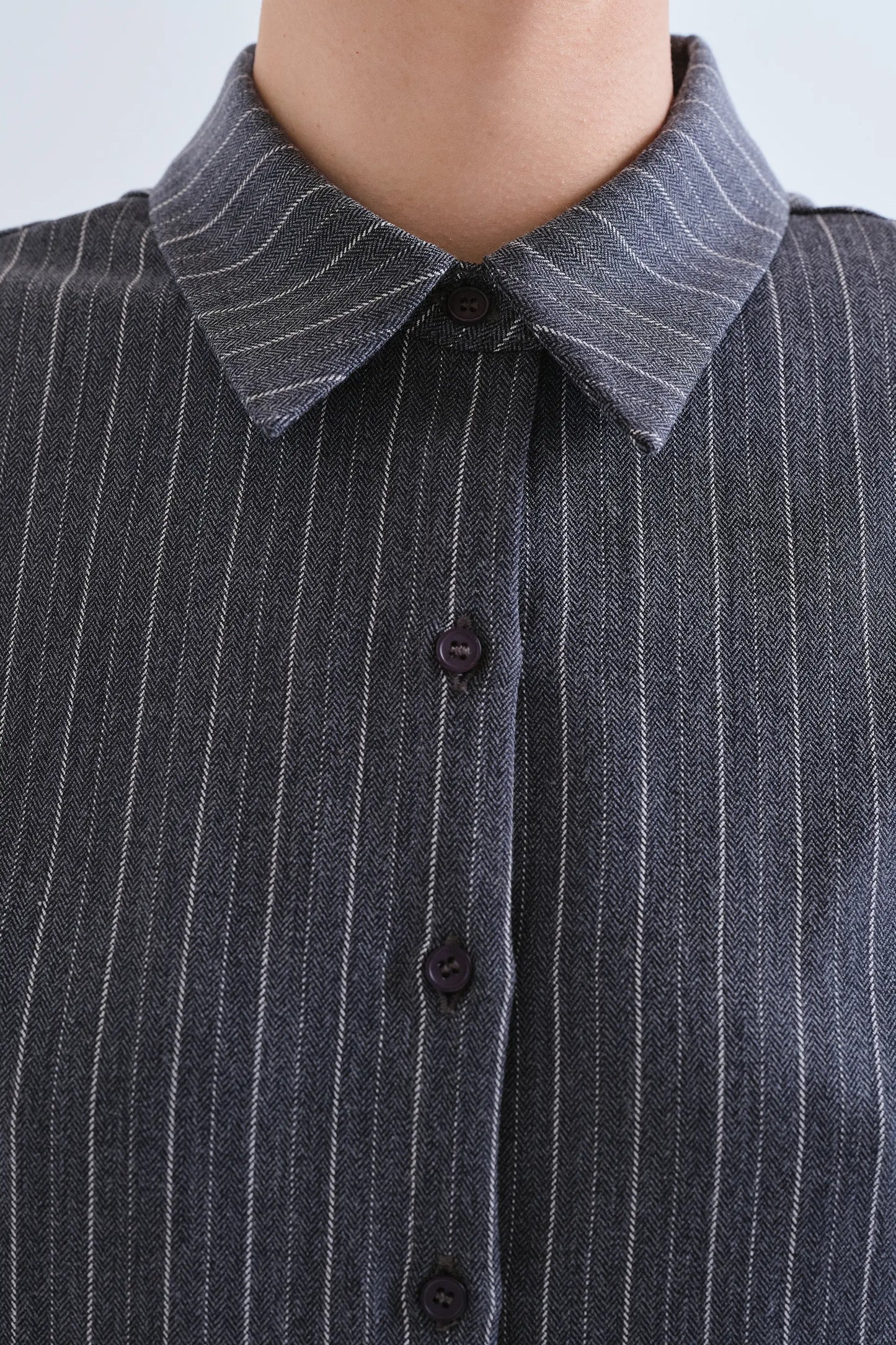 Camicia con stampa a righe sottili grigie