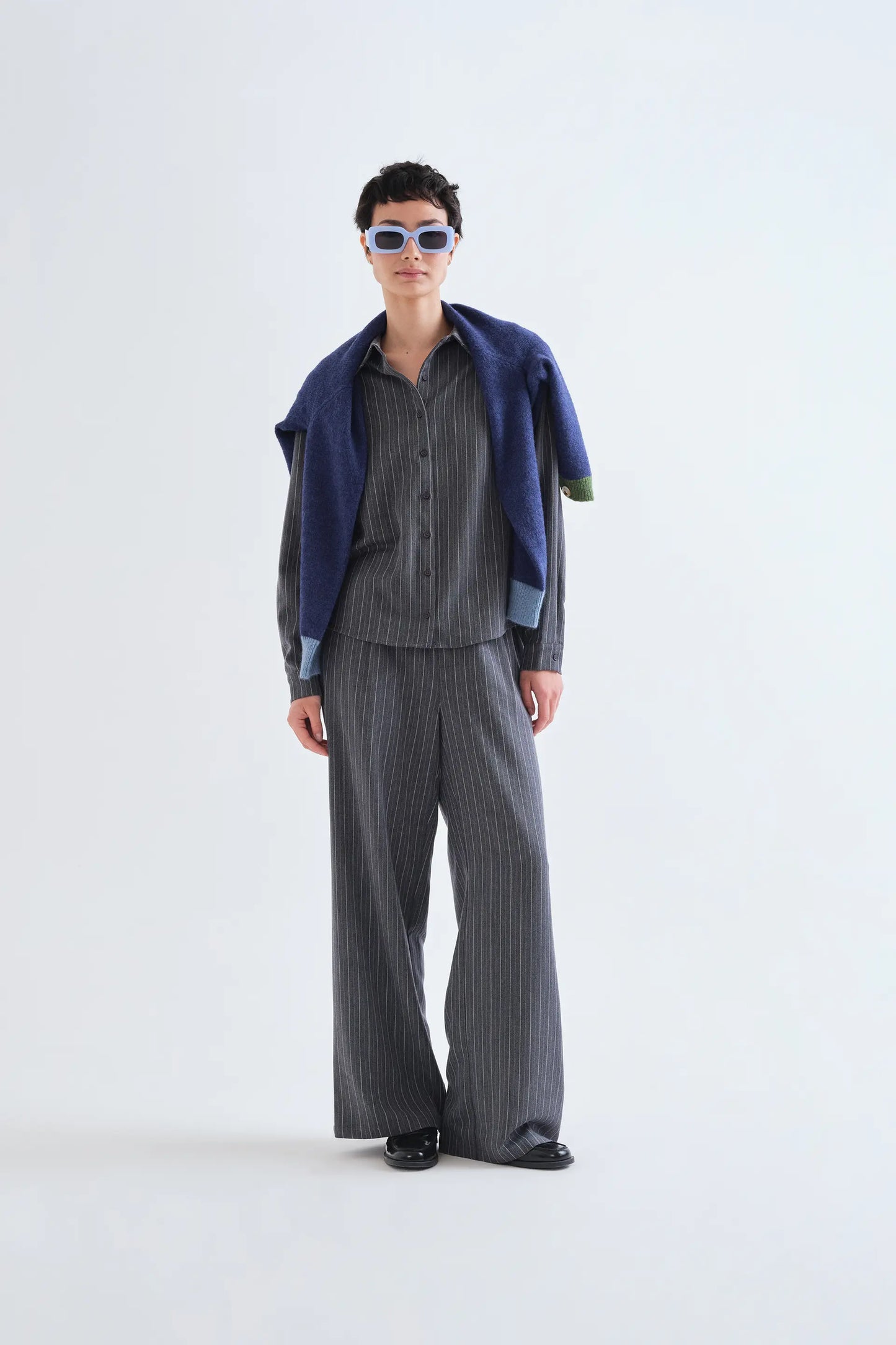 Camicia con stampa a righe sottili grigie