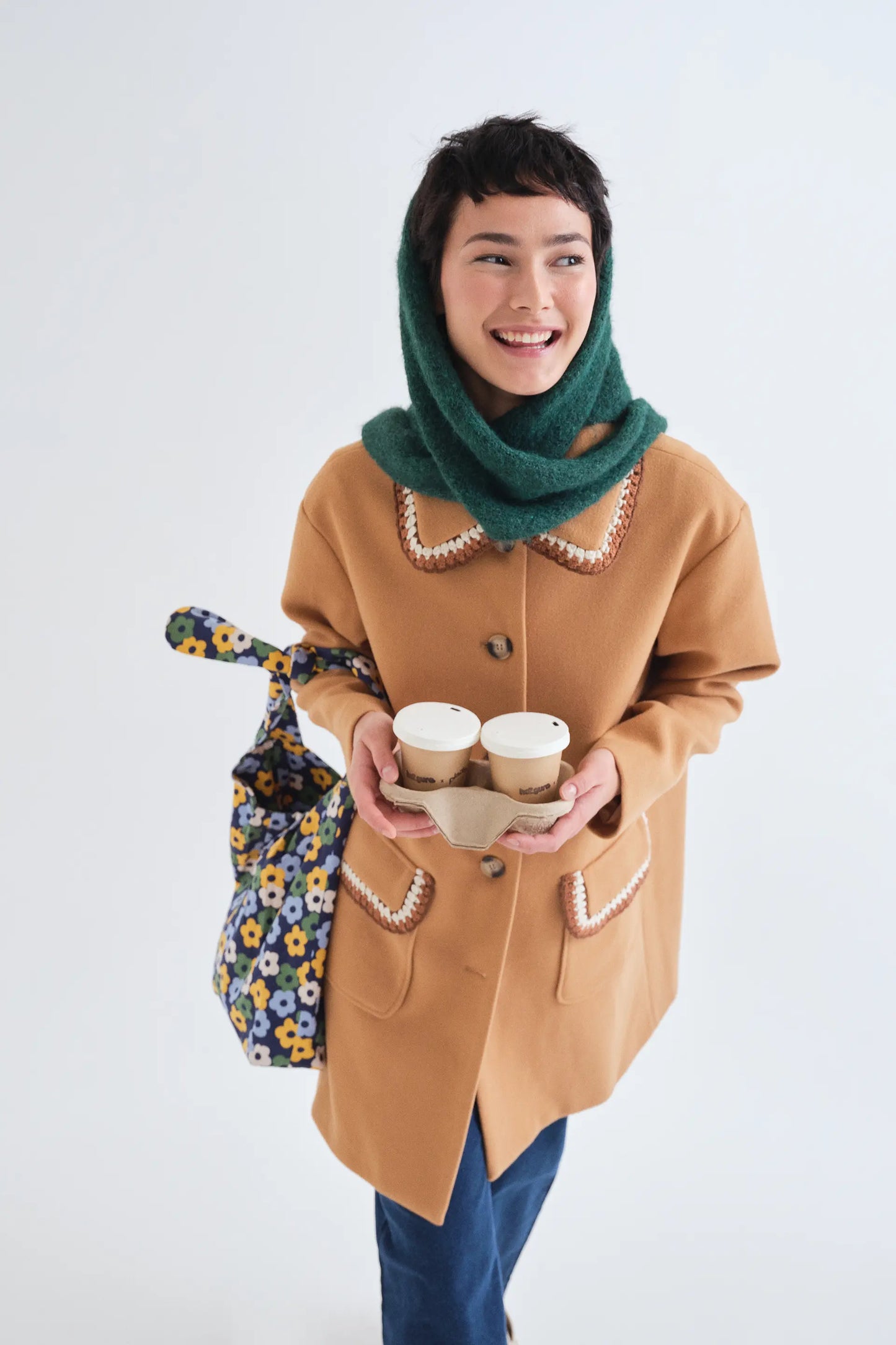 Abrigo camel con detalles bordados