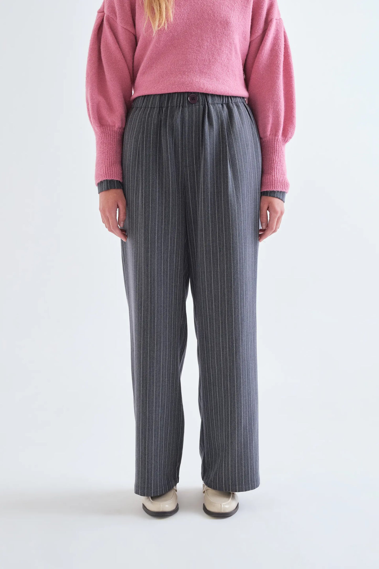 Pantaloni con stampa a righe sottili grigie