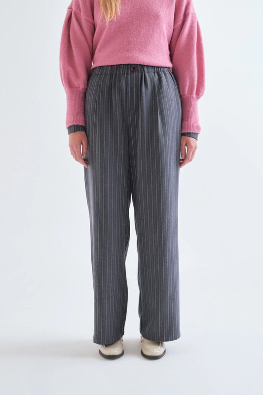 Pantaloni con stampa a righe sottili grigie