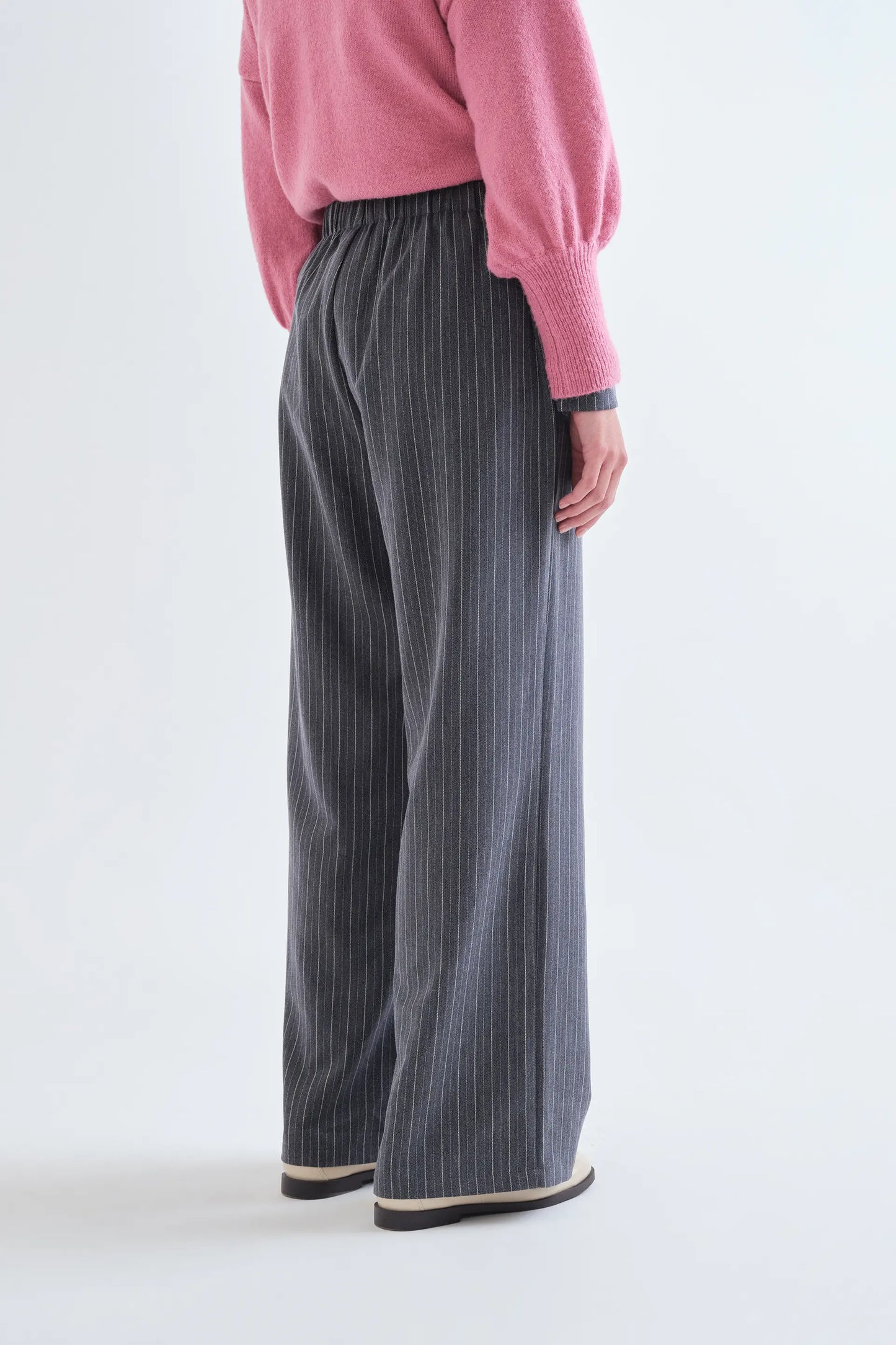 Pantaloni con stampa a righe sottili grigie