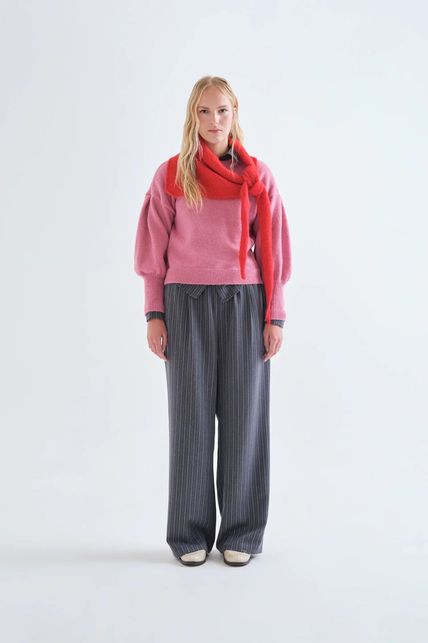 Pantaloni con stampa a righe sottili grigie