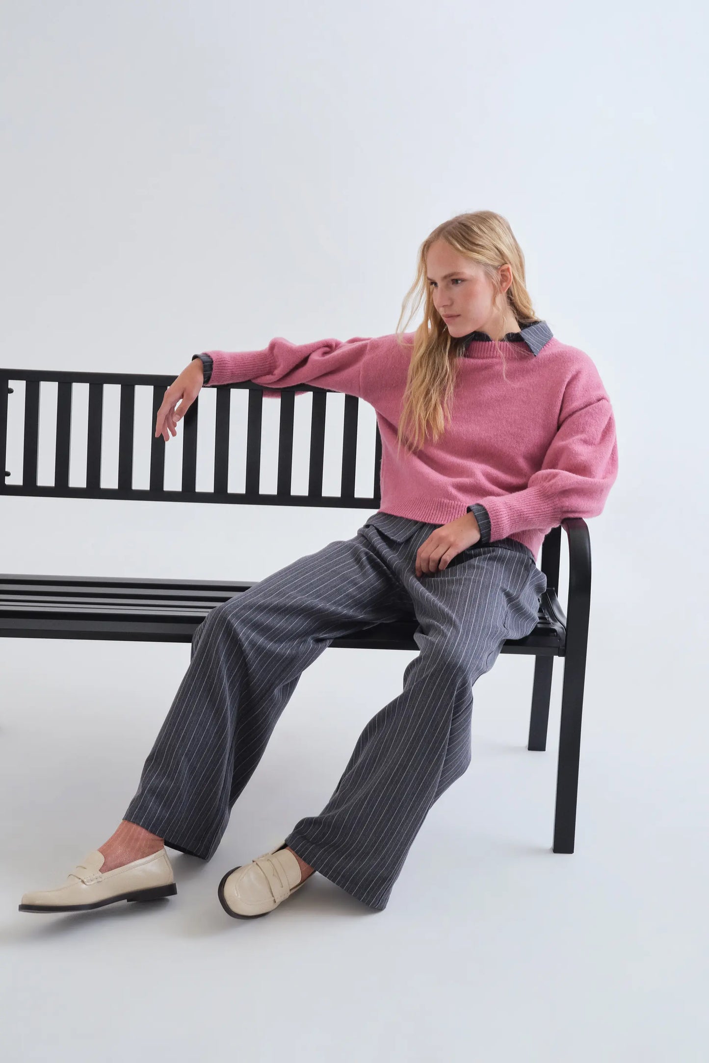 Pantaloni con stampa a righe sottili grigie
