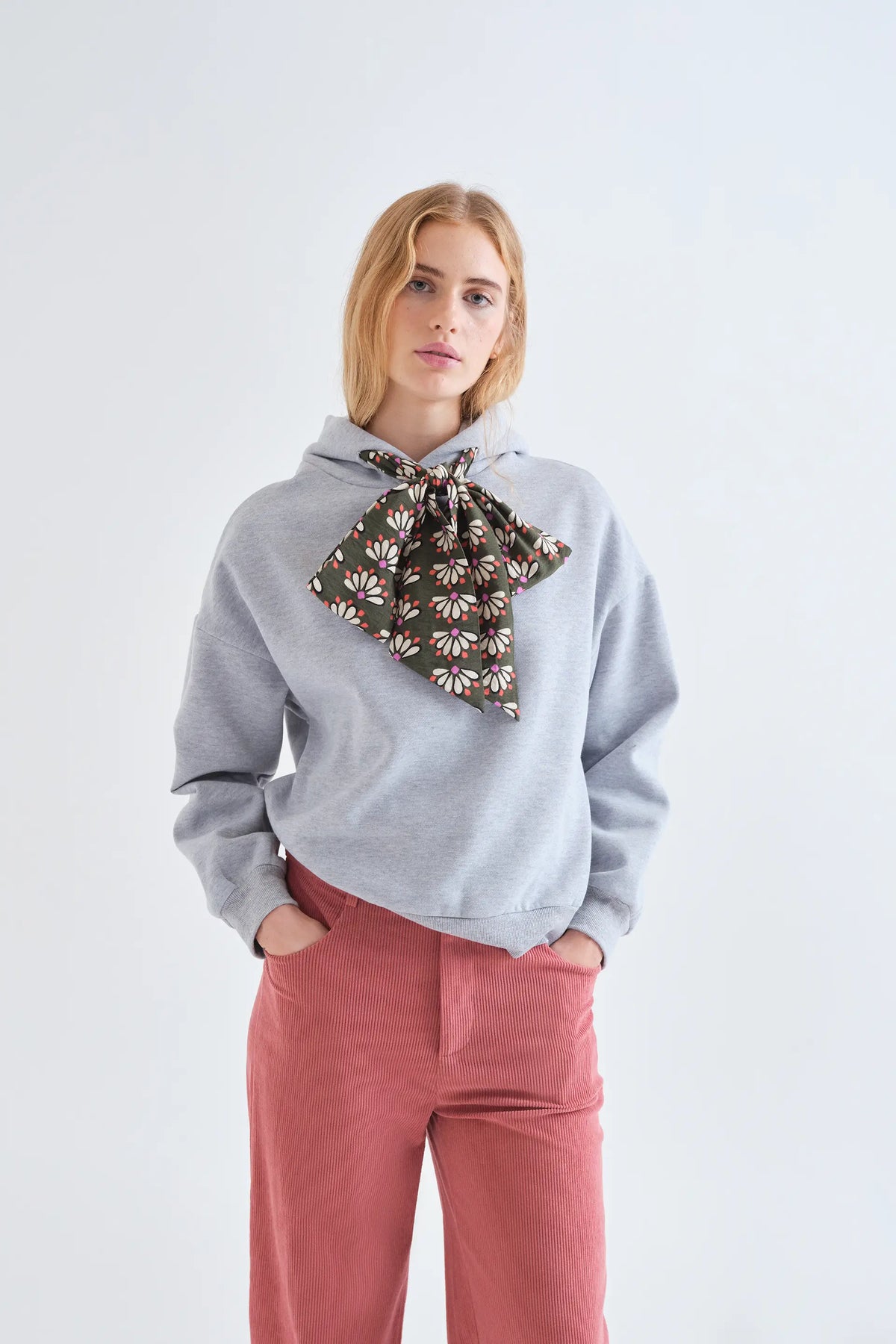 Sudadera negra con lazada estampada Geometry