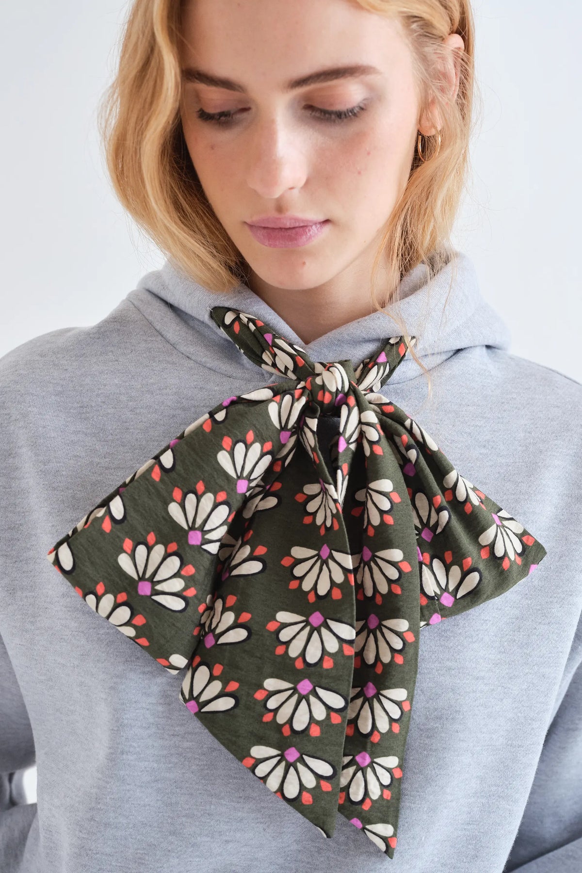 Sudadera negra con lazada estampada Geometry