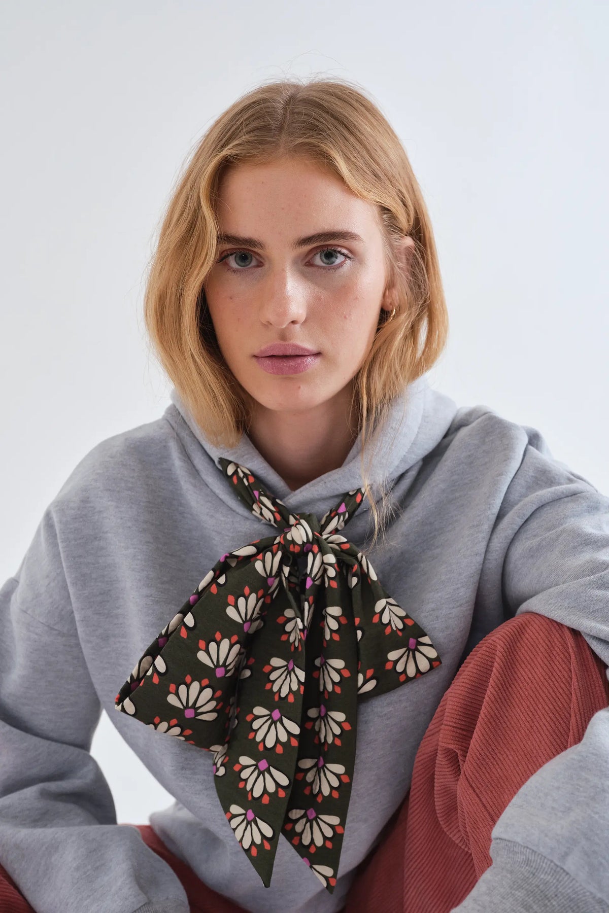Sudadera negra con lazada estampada Geometry