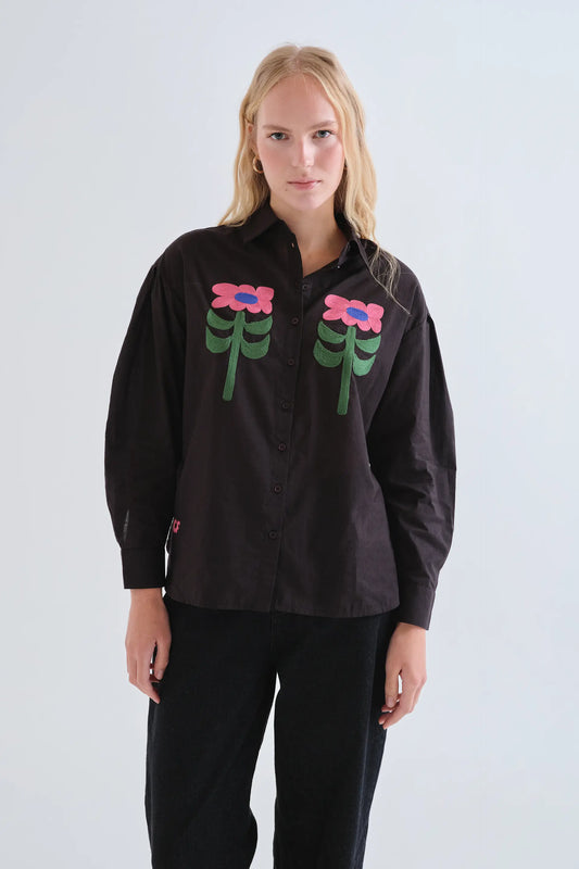 Camisa negra con bordado floral Neo Garden
