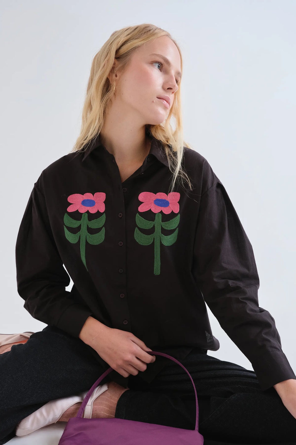 Camisa negra con bordado floral Neo Garden