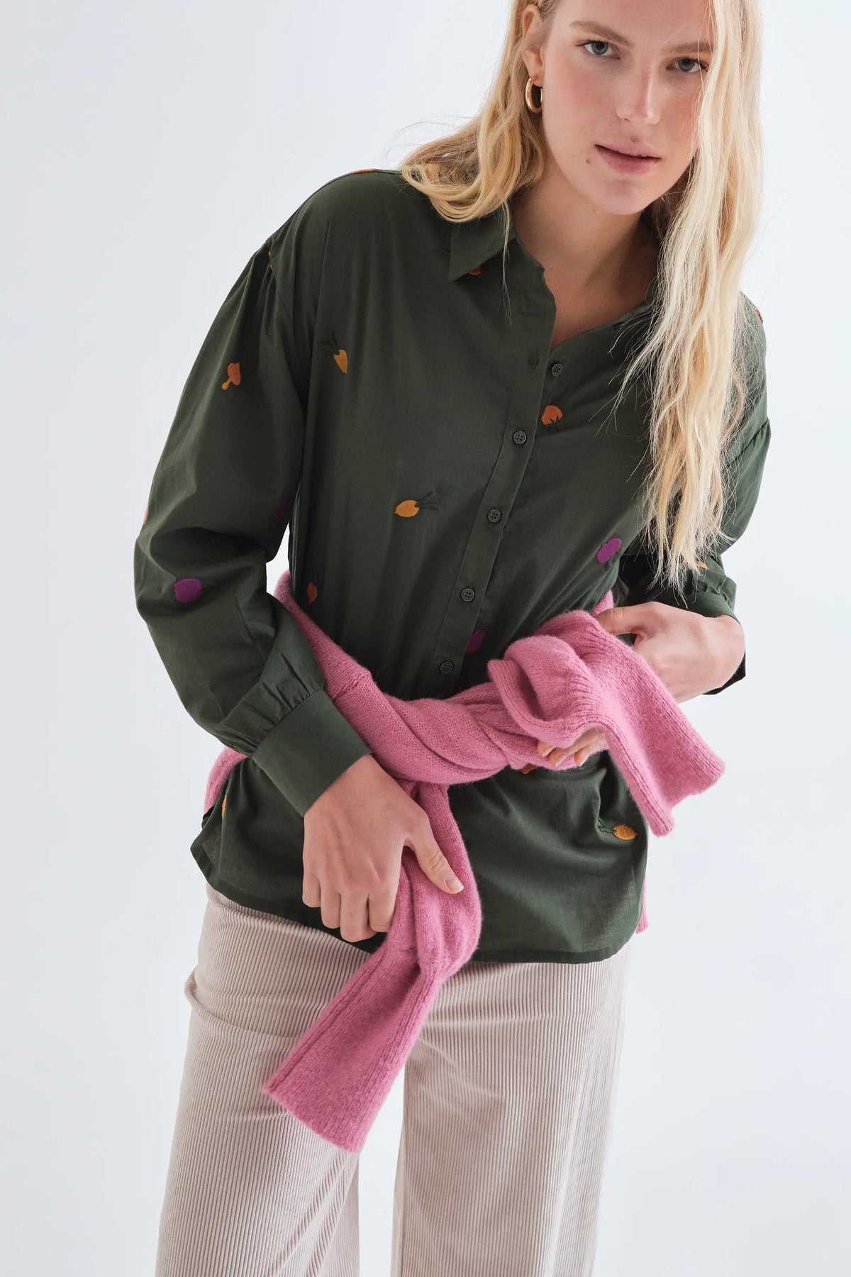 Camisa 100% algodón con bordados de vegetales