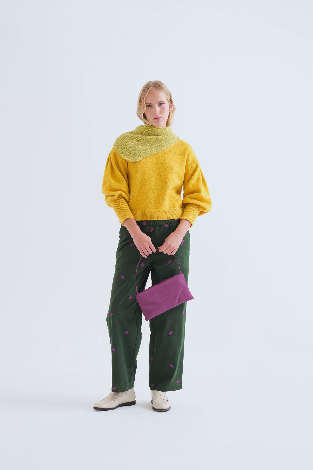 Pantalón 100% algodón con bordado de berenjena