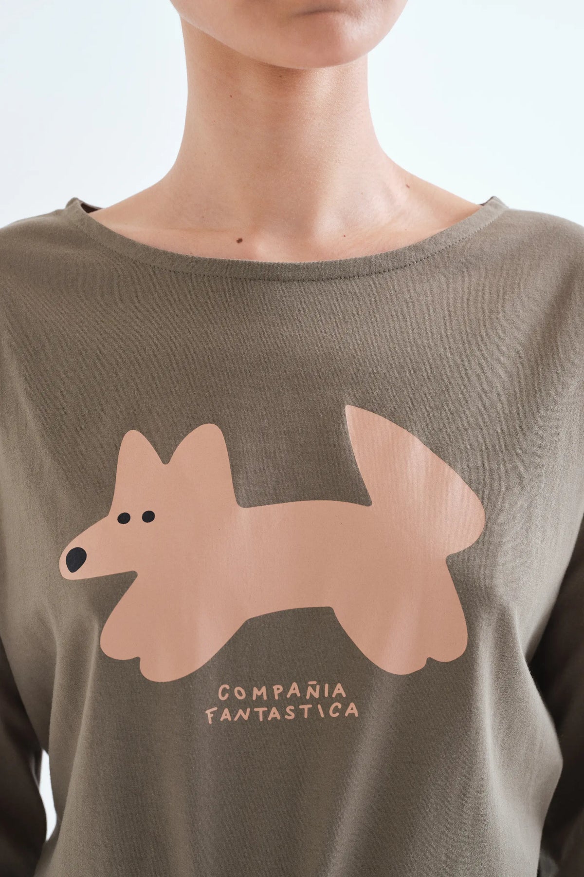 Camiseta 100% algodón verde oliva con print Volpe "Compañía Fantástica"