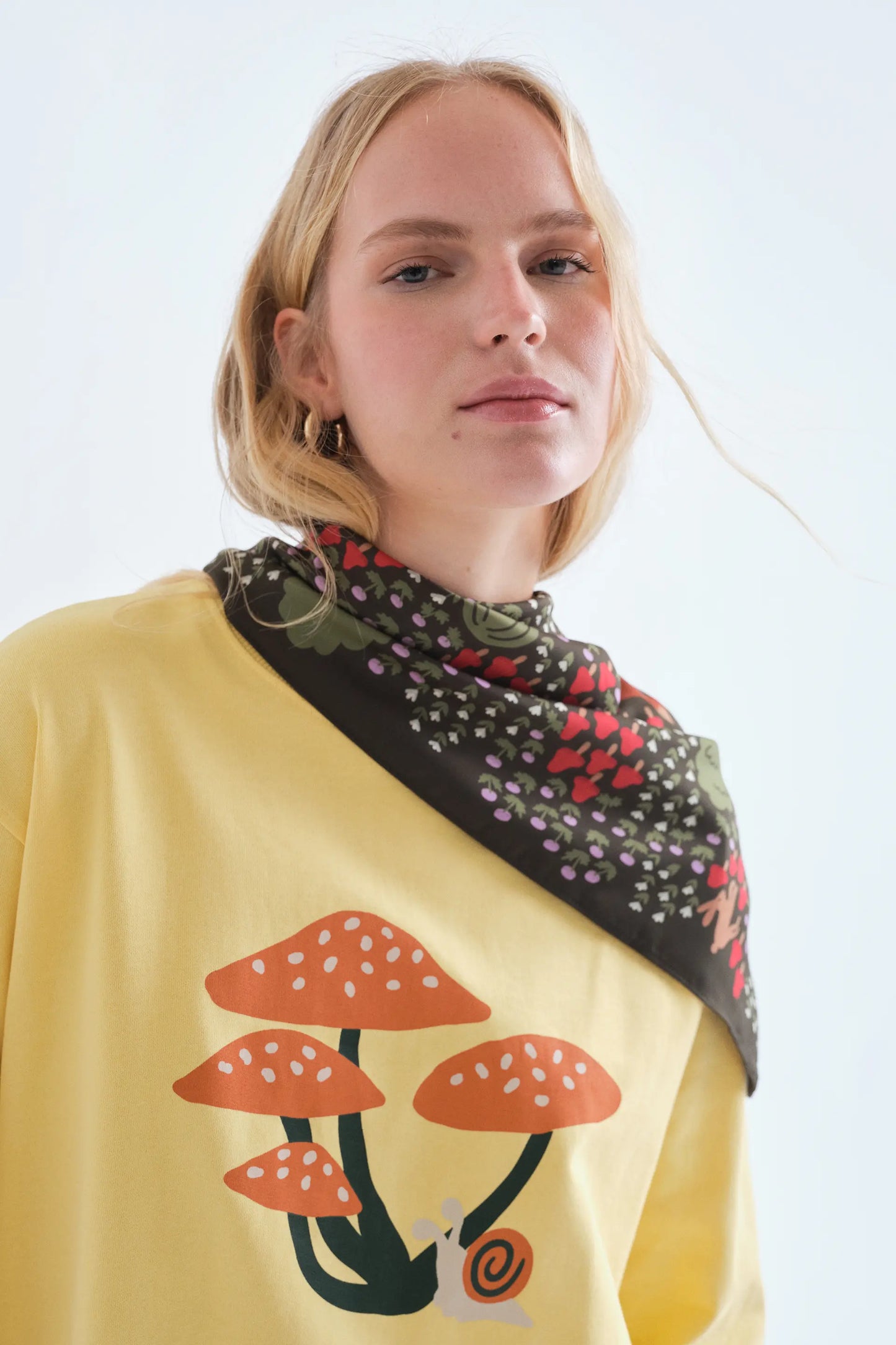 T-shirt 100% cotone gialla con stampa a funghi