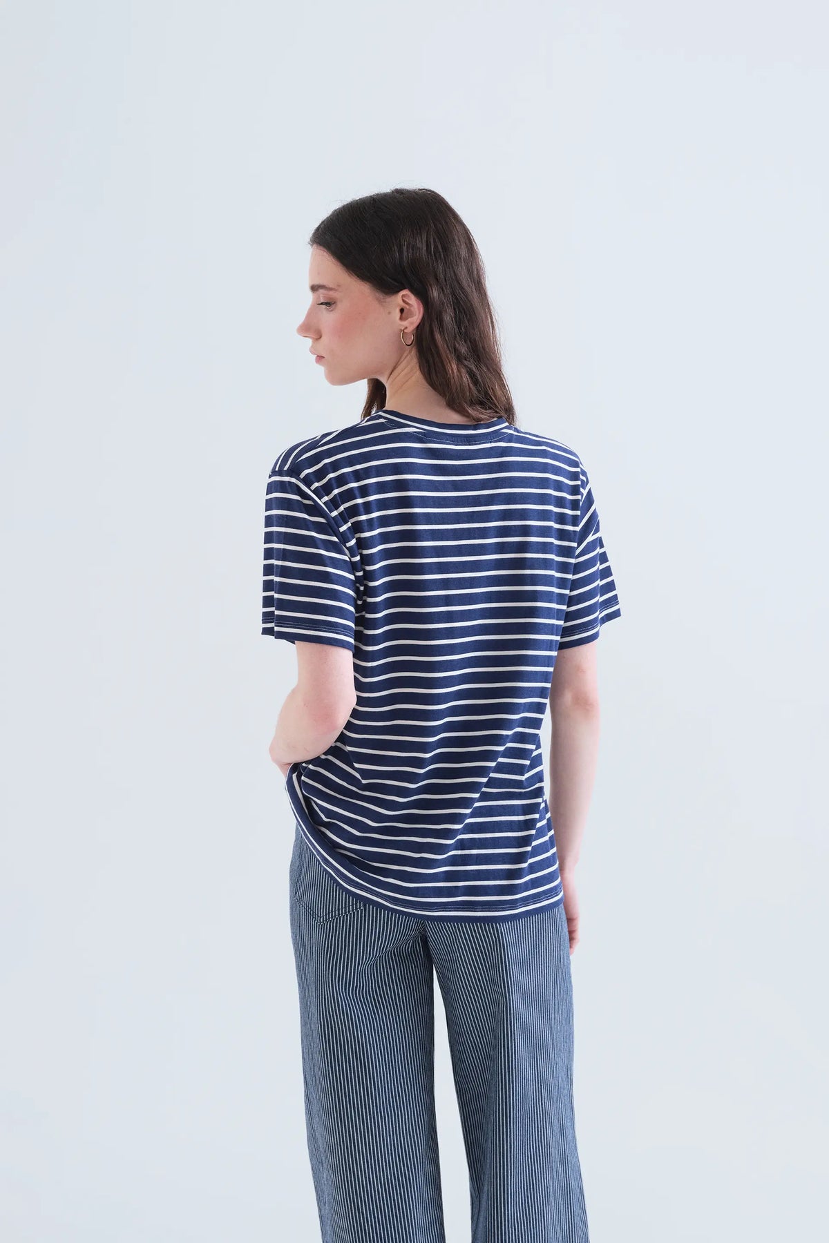 Camiseta 100% algodón con estampado de rayas azul marino