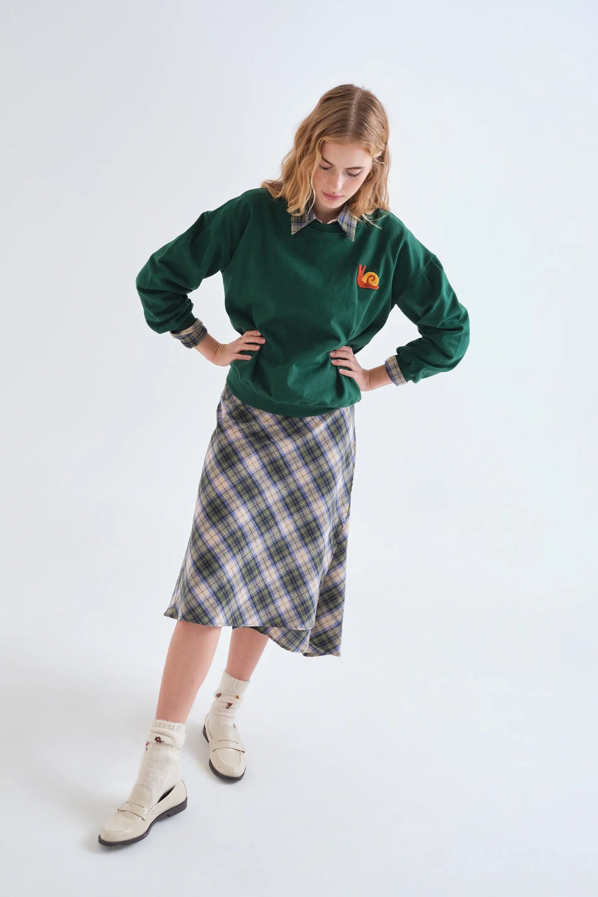 Sudadera 100% algodón verde con parche de caracol