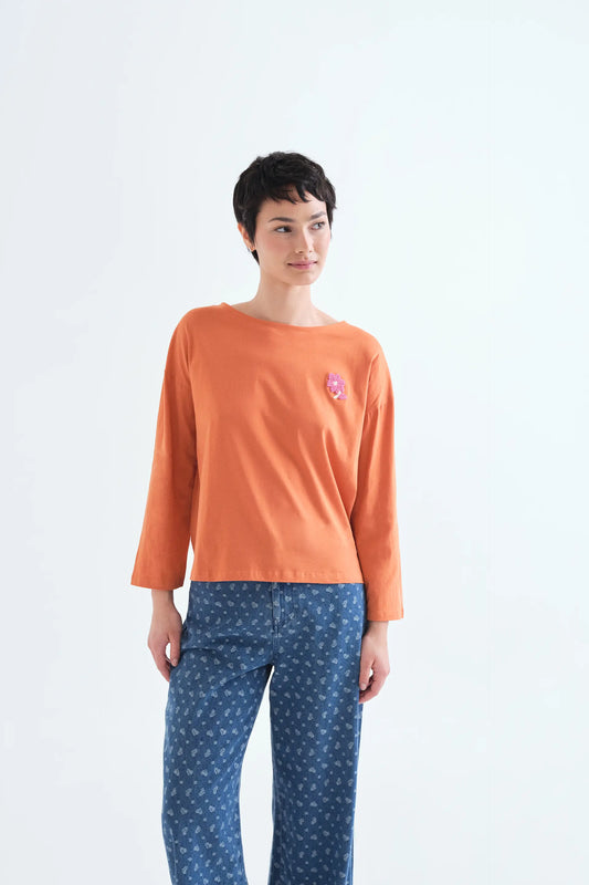 Camiseta 100% algodón naranja con parche de flor