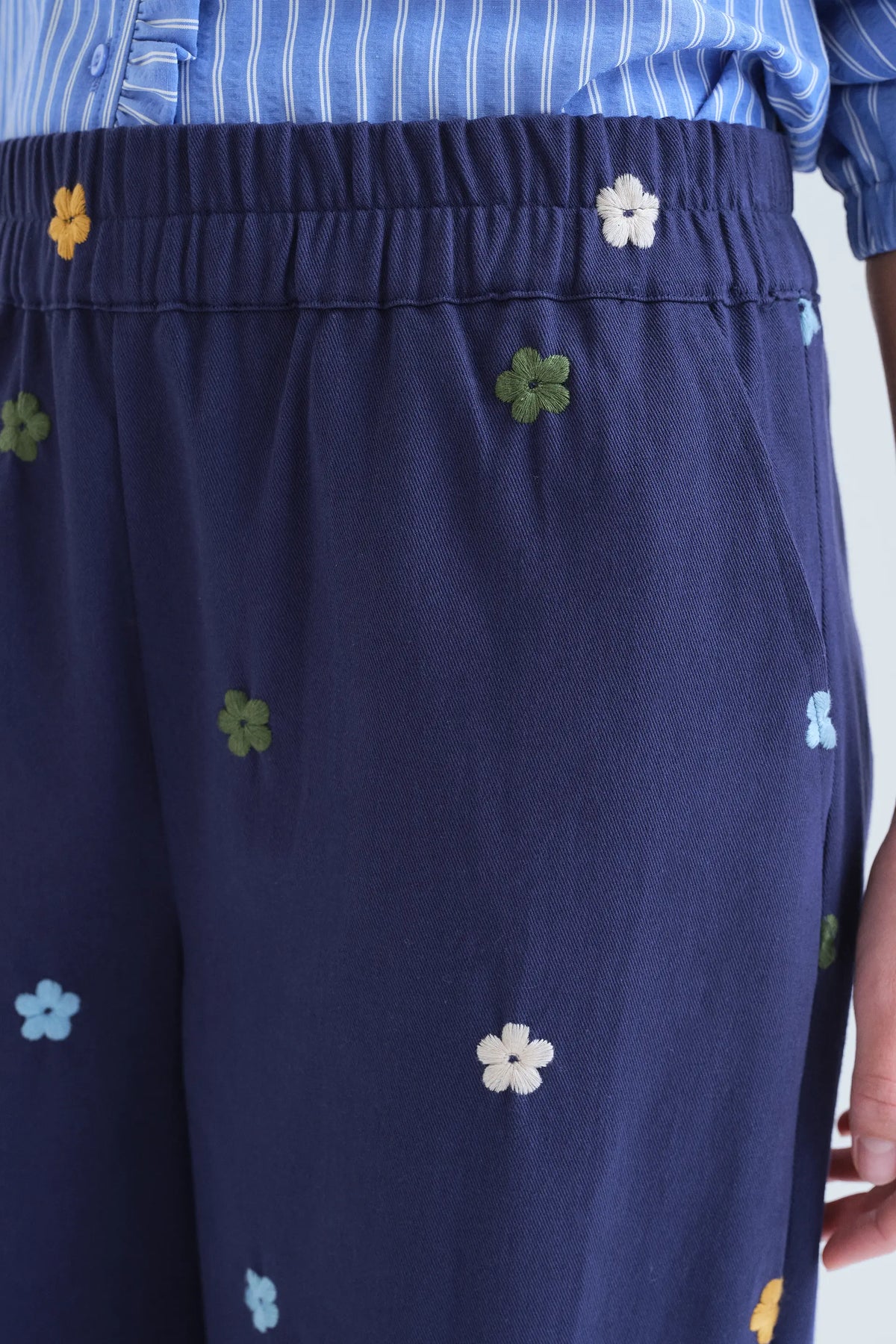 Pantalón 100% algodón azul marino con bordado de flores