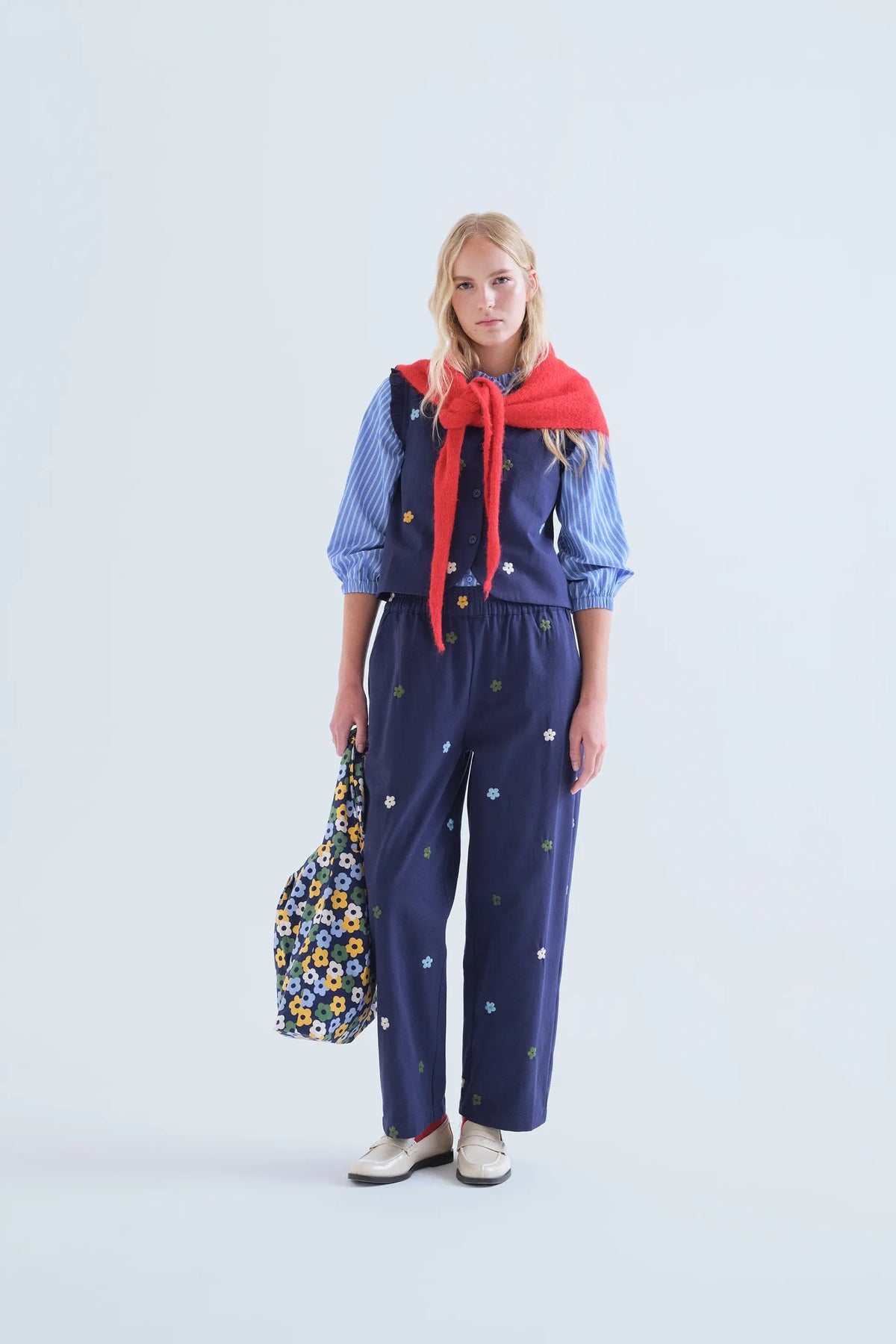 Pantalón 100% algodón azul marino con bordado de flores