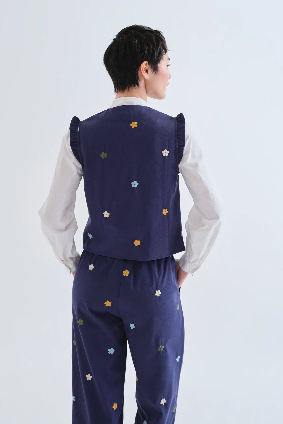 Chaleco 100% algodón azul marino con bordado de flores