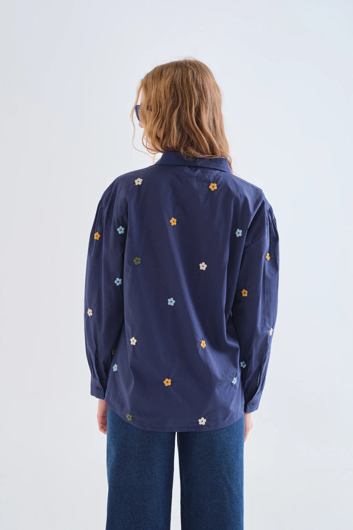 Camisa 100% algodón azul marino con bordado de flores