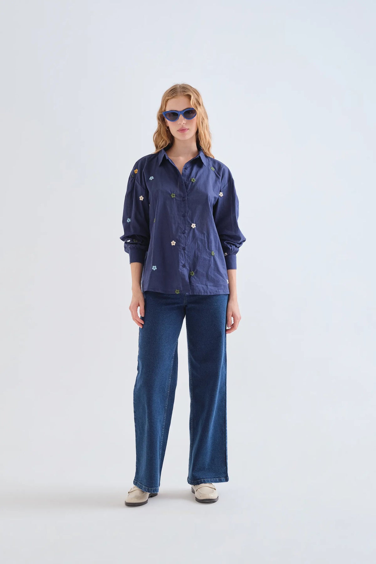 Camisa 100% algodón azul marino con bordado de flores