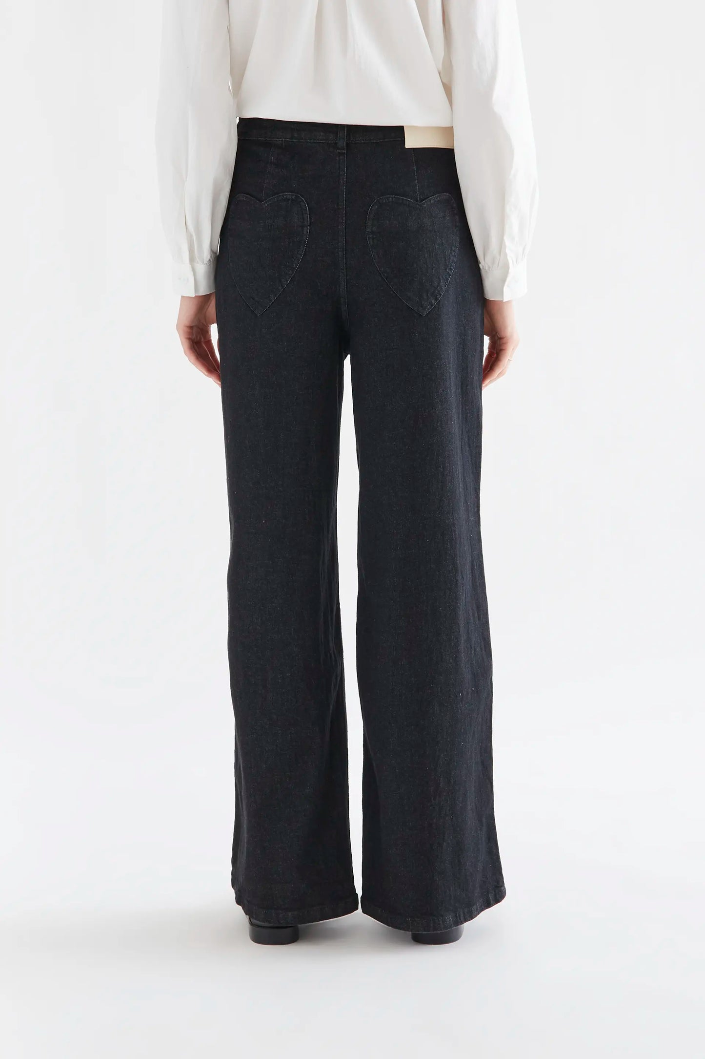 Pantalón vaquero negro con bolsillos de corazones