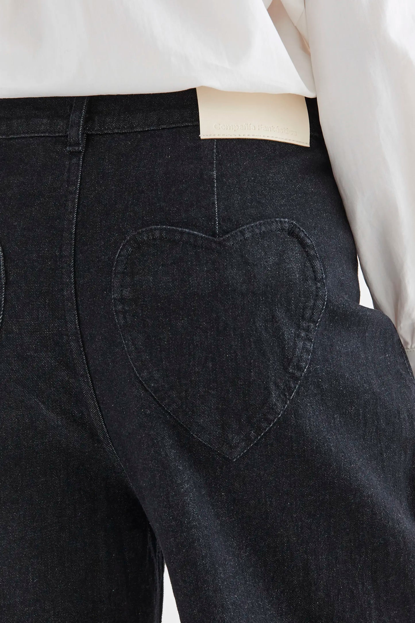 Pantalón vaquero negro con bolsillos de corazones