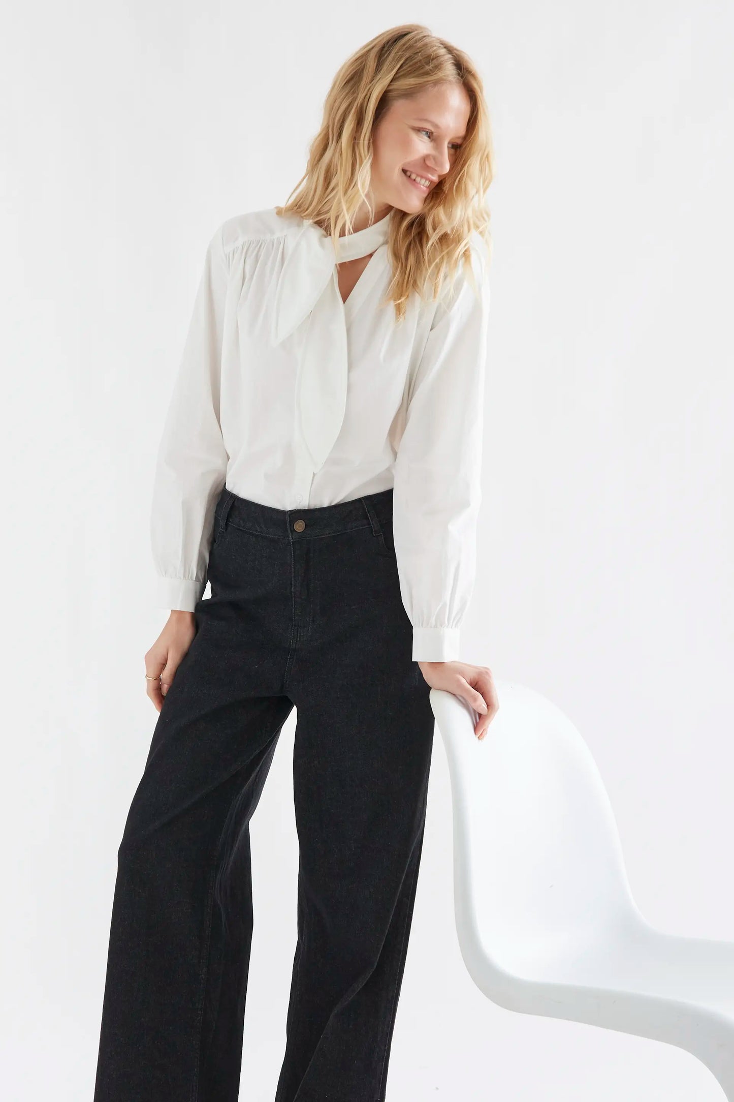 Pantalón vaquero negro con bolsillos de corazones