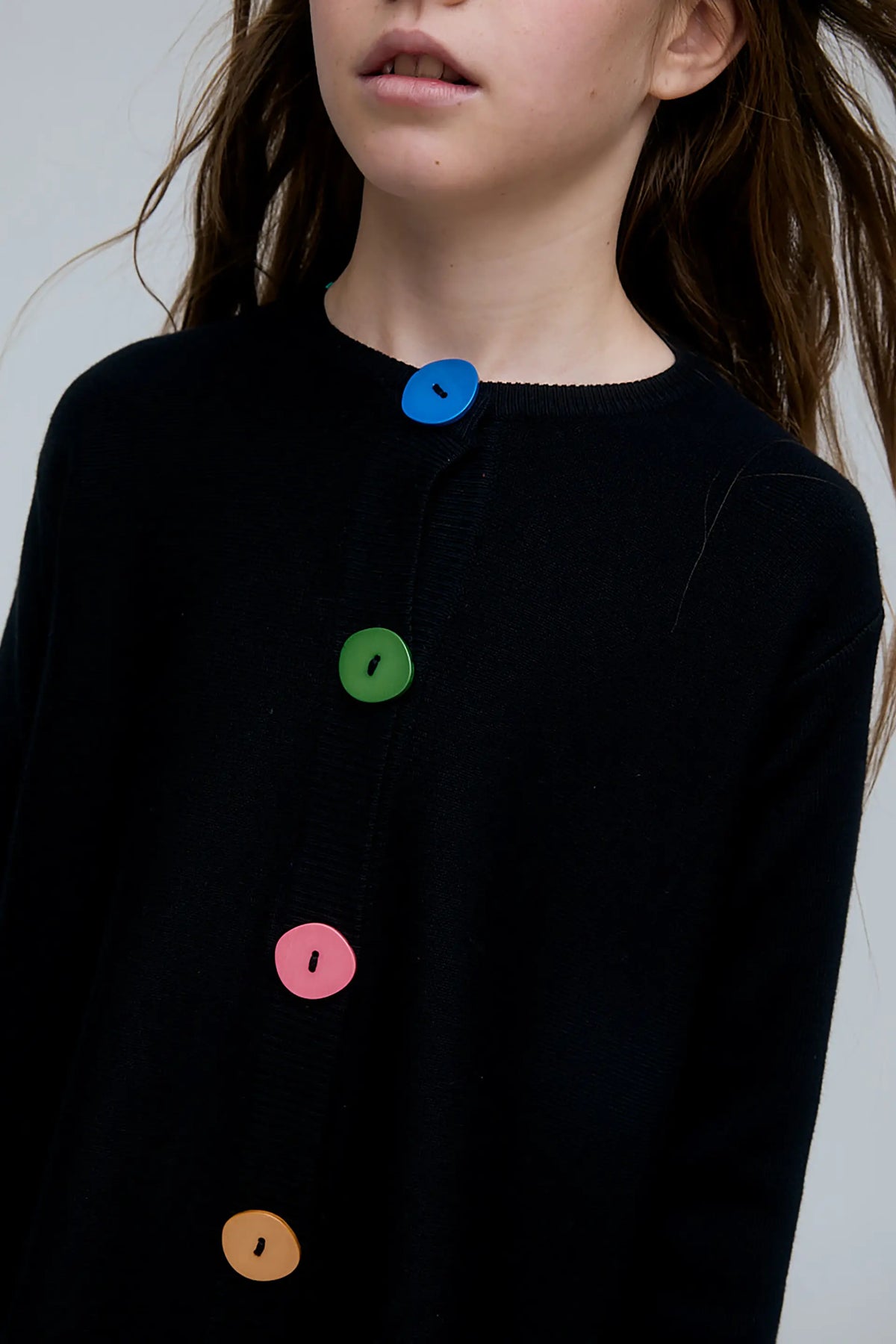 Cárdigan negro de niña con botones multicolor