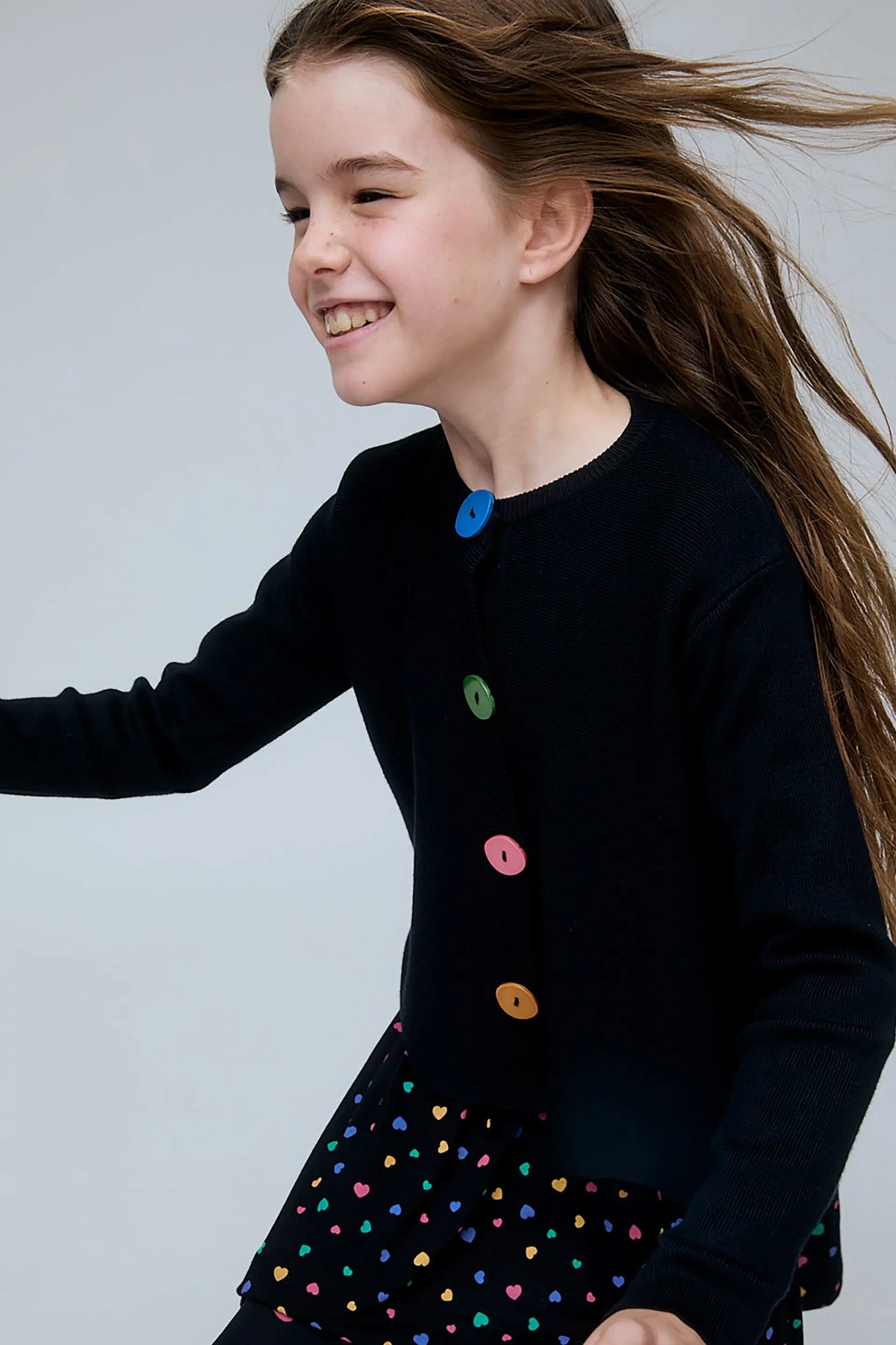 Cárdigan negro de niña con botones multicolor