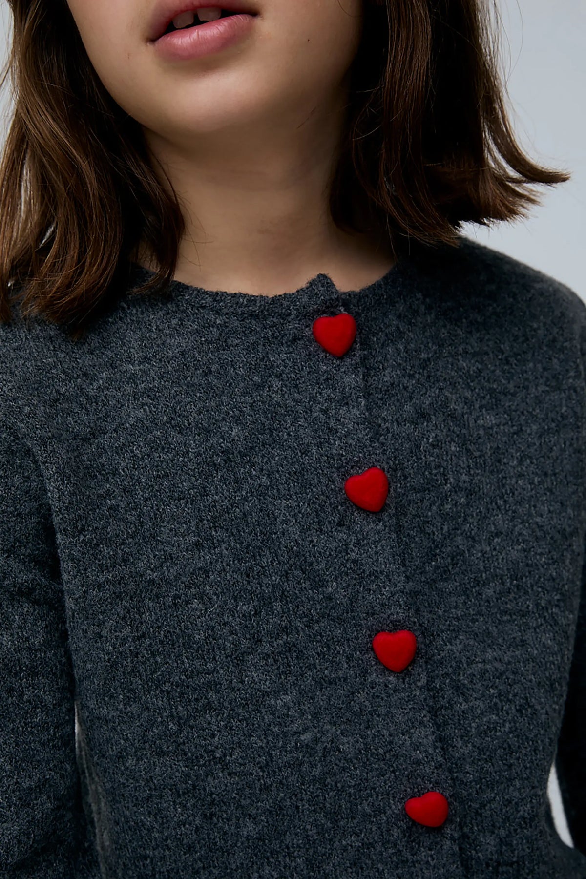 Cárdigan de niña gris oscuro con botones de corazón